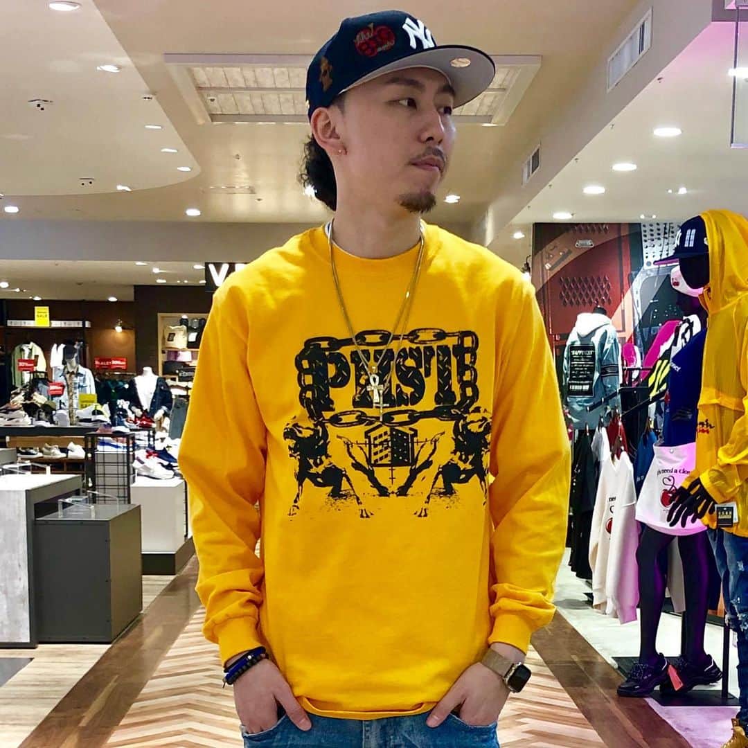のインスタグラム：「🧱PHST🧱 . . 2015年BRONX, NYにて結成されたスケートチーム、 . "PUBLIC HOUSING SKATE TEAM" . 生活に密着していた90年代、 NY HIP HOPや自分たちの生まれ育った環境をデザインに落とし込んでいます。 . LS TEEはMサイズ着用、 SS TEEはLサイズ着用しています‼️‼️ . . #phst #publichousingskateteam #growaround #growaroundnewarrivals」