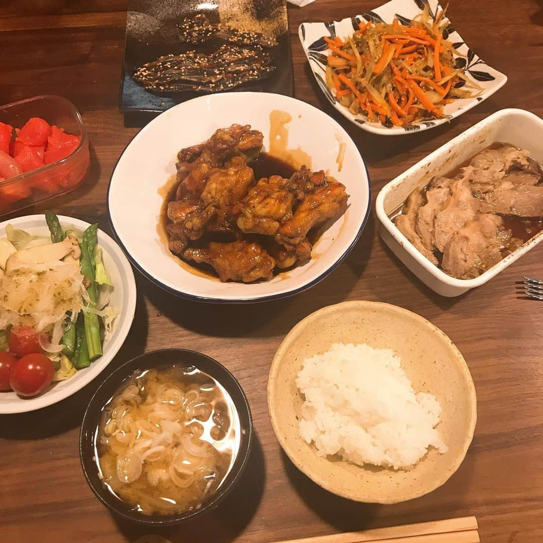 潮田玲子さんのインスタグラム写真 - (潮田玲子Instagram)「玲子飯。 私の母の味は鶏の黒酢煮。 作り方もとっても簡単😆 手羽元を焼いたら黒酢、砂糖、醤油を 1:1:1で混ぜて入れる。この日は全て大さじ3づつ入れました。 弱火に近い中火で蓋して１０ー１５分程煮たら蓋開けて煮詰めて照りが出たら完成。 ポイントは火加減だけ！焦がさないように気をつければ失敗なし☝️🥰 全然酸っぱくないから子供達も大好きでよく作ります😆👍 ゆで卵入れて煮てもよし、大根と一緒に煮てもよし☝️ #玲子飯 #鶏黒酢煮 #きんぴらごぼう #新たまねぎのサラダ #イワシみりん干し #煮豚（前日の余り物） #ご飯 #野菜の味噌汁」4月14日 13時00分 - reikoshiota_official