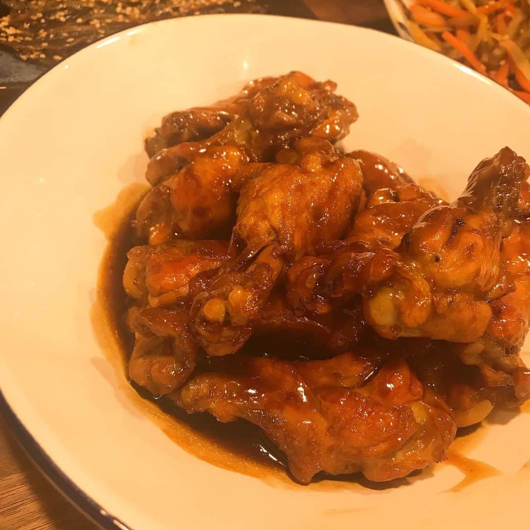 潮田玲子さんのインスタグラム写真 - (潮田玲子Instagram)「玲子飯。 私の母の味は鶏の黒酢煮。 作り方もとっても簡単😆 手羽元を焼いたら黒酢、砂糖、醤油を 1:1:1で混ぜて入れる。この日は全て大さじ3づつ入れました。 弱火に近い中火で蓋して１０ー１５分程煮たら蓋開けて煮詰めて照りが出たら完成。 ポイントは火加減だけ！焦がさないように気をつければ失敗なし☝️🥰 全然酸っぱくないから子供達も大好きでよく作ります😆👍 ゆで卵入れて煮てもよし、大根と一緒に煮てもよし☝️ #玲子飯 #鶏黒酢煮 #きんぴらごぼう #新たまねぎのサラダ #イワシみりん干し #煮豚（前日の余り物） #ご飯 #野菜の味噌汁」4月14日 13時00分 - reikoshiota_official