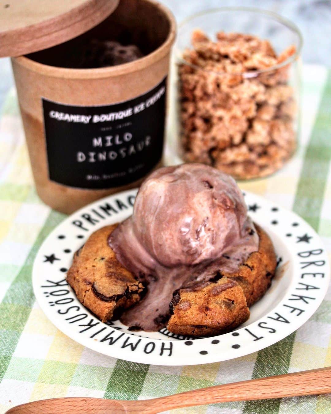 Li Tian の雑貨屋さんのインスタグラム写真 - (Li Tian の雑貨屋Instagram)「Beat the heat with @creamery_sg BIY Lava Cookies and handmade ice creams such as the all-time fav Milo Dinosaur and NEW! Mala Chic and NEW! Brown Sugar Dreamland  The frozen lava cookie doughs are available in , Chocalot, Monster Matcha and Red Devil Lava Cookies. All u have to do is throw them into the ovens, wait for 10-20min and u’ll have a rich sinful dessert treat to enjoy at home 😋  All pints are priced $15.90 and single scoop at $3.90. Enjoy 𝗙𝗥𝗘𝗘 𝗱𝗲𝗹𝗶𝘃𝗲𝗿𝘆 Islandwide with $30 and above order!  #sgeats #singapore #local #best #delicious #food #igsg #sgig #exploresingapore #eat #sgfoodies #gourmet #yummy #yum #sgfood #foodsg #burpple #beautifulcuisines #bonappetit #instagood  #eatlocal #icecream #desserts #chocolates #creamery #sgcafe」4月14日 13時02分 - dairyandcream