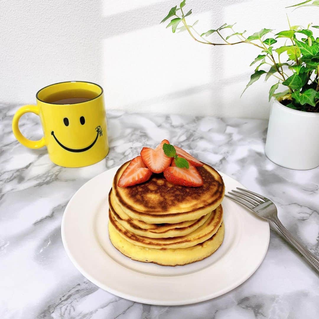 Sayakaのインスタグラム：「* Staying home🏠 良いお天気なので洗濯して、 掃除もして気分スッキリ✨ お昼は米粉のパンケーキ🥞🍴 * さて、午後は読書でもしようかな📚 . . #stayhome #お家時間」