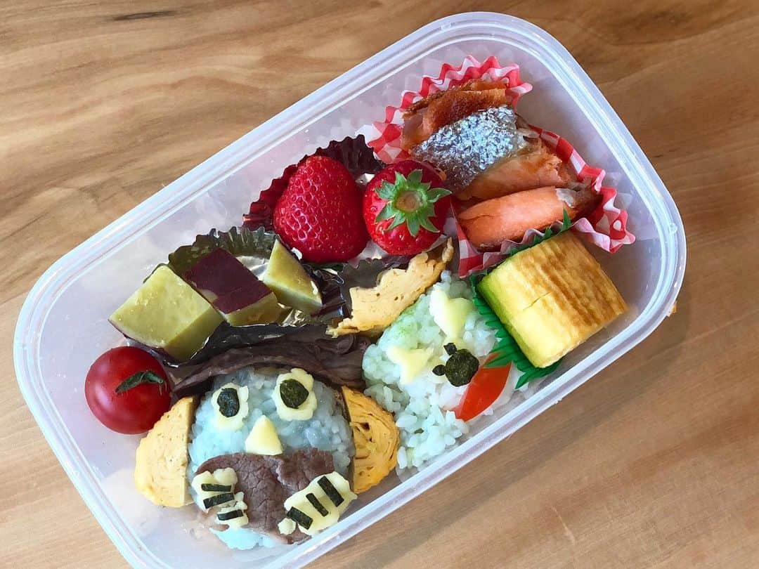 大戸千絵さんのインスタグラム写真 - (大戸千絵Instagram)「今日も息子はランチ弁当🍱 これ一応キャラ弁なんだけどわかりますか？？笑  ばり下手だけど、これ見てもっと上手いひとのも見せて欲しくてUPします🤣笑  これはウィントスくんとキングベルさんです👩🏻‍🍳笑 あ、愛する息子👦🏻も気付かなかったよ‼️笑  Jリーグがないから ひとりで急にキャラ弁Jリーグ開催しました（1人で）👏🏻✨ . . まず、ハムがあると思ってたら無くてウィントスくんが牛肉になってしぶめになったし キングベルさん、マジ難しいんですけど！！！ 白いひげってどうするの😂💥 . . キングベルさんをキャラ弁できた人いたら私にメッセージでもタグづけでもいいので、見せてください😻💕 . . #今日の息子弁当 #キャラ弁 #キャラ弁Jリーグ  #不定期開催 #Jリーグロス解消中 #Jリーグ #サガン鳥栖#湘南ベルマーレ #明日もぅ少し簡単なマスコットキャラで試合やってみよ #おすすめキャラ教えてください」4月14日 13時18分 - chie_ohto