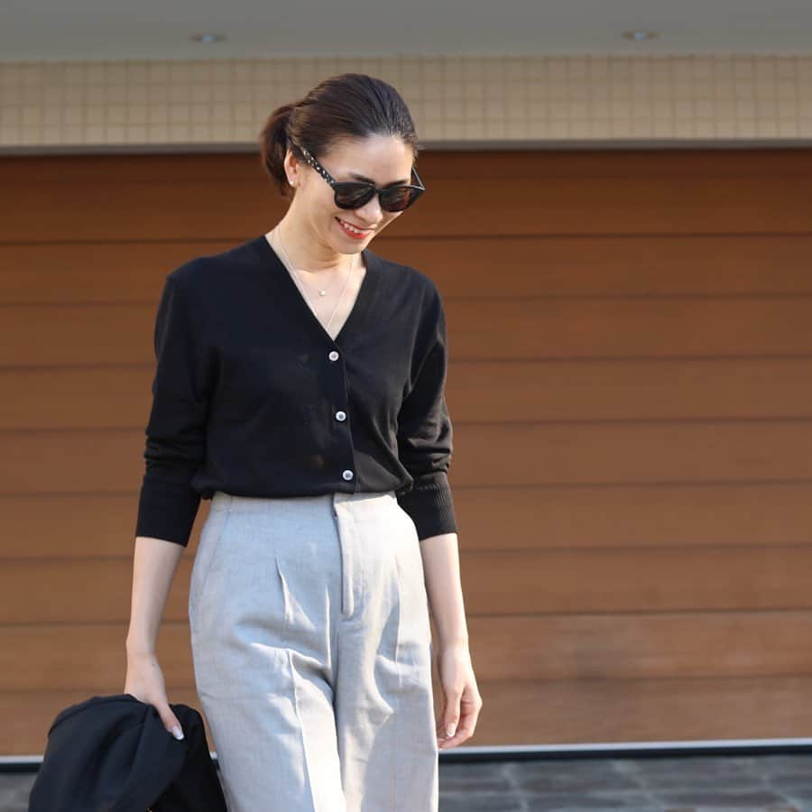 大日方久美子さんのインスタグラム写真 - (大日方久美子Instagram)「・ Outfit ☆ ・ Tops → @plst_official  Bottoms → #sergedebleu  Shoes → #retack Bag → #hermes ・ ・ 出掛けられるようになったらしたいなぁ。と思っているスタイリング！  カーディガンは短めの丈と胸のVの深さで選んだもの。 Vネックカーディガンは1枚で着たいのでインナーに着込まなくても下着か見えない深さが大切！  あと下着はノンワイヤーで盛らない胸にすると深いVネックカーディガンもヘルシーに着られます🙌🏻 ・ ・ #kumicloset #パーソナルスタイリスト #plst #プラステ #プラステコーデ #pr」4月14日 13時32分 - kumi511976