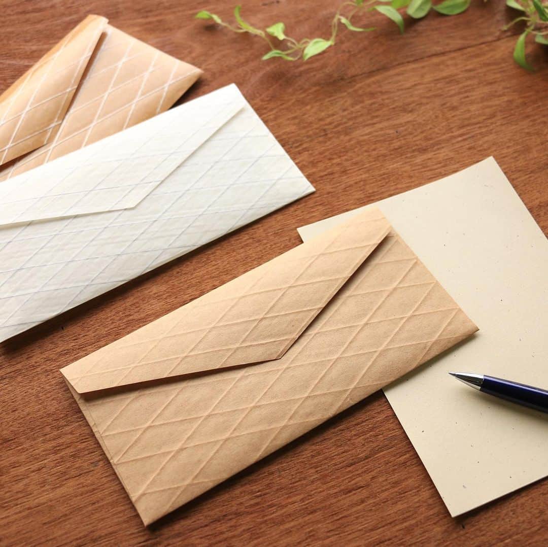 手紙社さんのインスタグラム写真 - (手紙社Instagram)「【オンライン「紙博」week3.出品者紹介：teshio paper】 「紙を超えた紙」をコンセプトに、防湿性や防水性などに優れた紙を生み出すteshio paper。従来の紙にはない耐久性を生かし、紙の可能性を広げています。「KURU KURU HANAGURUMA KIT」や「FUWA FUWA INTERIOR KIT」は飾るだけでお部屋を華やかにしてくれるので、ホームパーティでも大活躍です！ . ▶︎オンラインショップ「えりすぐり手紙舎」は「@kamihaku2020」のリンクへ . ▶︎開催スケジュール（改訂版）などの詳細は「@tegamisha」のリンクより手紙社公式サイト「NEWS&TOPICS」へ . ▶︎ week3は4月19日（日）18:00まで . ▶︎ 事前に商品をチェックできる「プレビュー期間」は、オープン日前日の18:00〜当日9:00まで . ▶︎紙博出品者のアイテムをご購入いただいた方には、中止となってしまった「紙博 in 東京」のフライヤーも同封中。消しゴムはんこ作家・ericさんが手がけた可愛らしい1枚をぜひご覧ください！ . #手紙社#手紙舎#tegamisha#紙博#kamihaku#紙博inえりすぐり手紙舎#紙博in仙台#紙もの#紙雑貨#紙#paper#papercraft#えりすぐり手紙舎#手紙社オンラインショップ#オンラインショップ#teshiopaper#オーナメント#封筒」4月14日 13時32分 - tegamisha