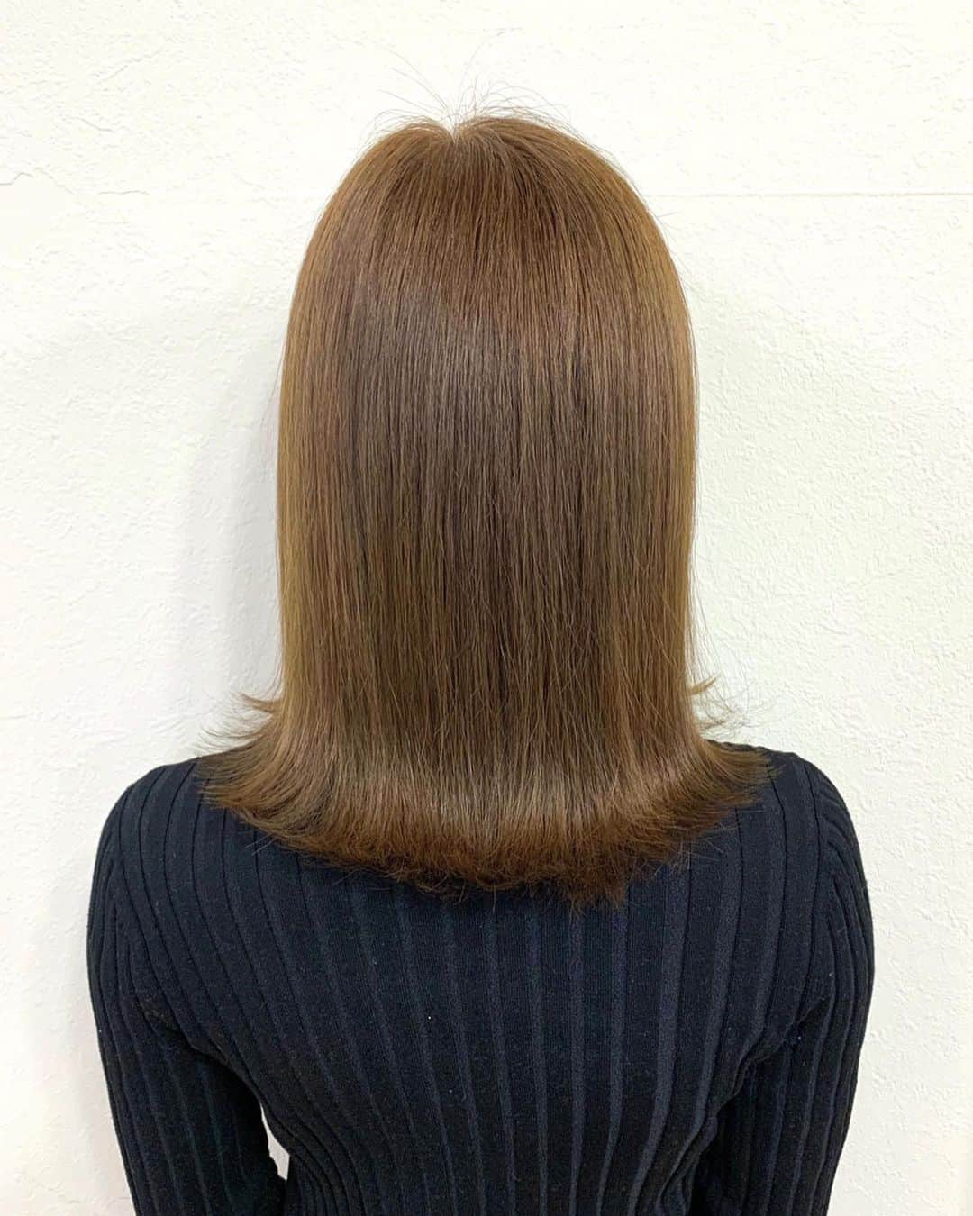 salon PRATiNO(サロンプラチノ)のインスタグラム：「. ✨ナチュラルベージュ✨. . ブリーチをせずカラー剤の1番明るい色でカラーしました💫  髪質にもよりますが、 ブリーチしてない髪の毛でも ここまで綺麗に明るくすることができます⭐️ ブリーチはしたくないけど 明るくしたいという方は 是非一度ご相談ください✨ . .  #hairstyle #hair #cornrow #braids #clavispratino #spiralperm #pratino #hairsalon #nagoya #haircolor #japan  #派手髪 #モテ髪 #バレイヤージュ #グラデーション #コーンロウ #ブレイズ  #スパイラルパーマ #特殊ヘア #ナチュラルヘア #美容室 #ヘアサロン #ヘアスタイル #ヘアカラー #クラビスプラチノ #名古屋 #栄 #錦」
