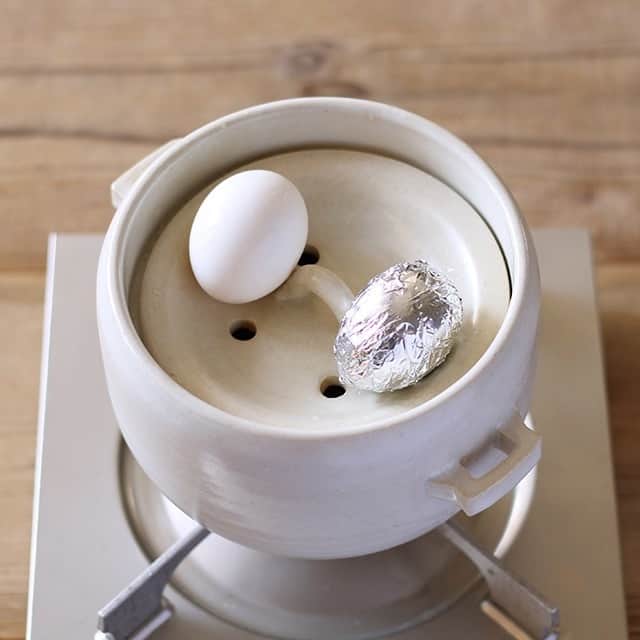 Komerco-コメルコ-さんのインスタグラム写真 - (Komerco-コメルコ-Instagram)「. ごはんが美味しい食卓に。 とっぷりかわいい土鍋とおひつのセット . 炊飯器では出来ないおこげ、ねばり気、ふっくら感🍚 お米本来の旨みを味わうには、土鍋炊きが一番です。 . こちらは、 ぽてっとしたフォルムで渋すぎない土鍋と、 レンジにもかけられるシンプルかわいいおひつが セットになっています。 . 白と黒の２色展開。好みに合わせてお選びください . ------------------------------- MEISTER HAND by ibuki craft／オカッテご飯土鍋/まかない計画ごはんじゃー白＋白セット . ▷こちらの作品はKomercoアプリとWebサイトでクリエイターから直接ご購入いただけます。 ホーム画面の検索窓で「オカッテご飯」と検索してください🔎 . ▷Web版はプロフィールリンクから📲 @komerco_official . ▷iOS版アプリのダウンロードはAppStoreにて「Komerco」または「コメルコ」と検索🔎 ------------------------------- . #komerco #コメルコ #cookpad #クックパッド #komercoごはん #料理をもっと楽しく #おうちごはんを楽しもう #おうちごはん #instafood #foodpic #cookinglove #手しごと #komercoクラフト #クラフト #手作り #一点物 #mihataya #まな板 #いちょうの木 #まないた #カッティングボード #木製 #いちょうの木のまな板」4月14日 13時46分 - komerco_official