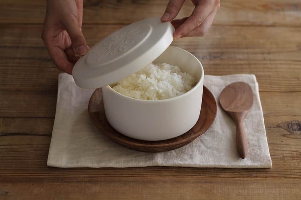Komerco-コメルコ-さんのインスタグラム写真 - (Komerco-コメルコ-Instagram)「. ごはんが美味しい食卓に。 とっぷりかわいい土鍋とおひつのセット . 炊飯器では出来ないおこげ、ねばり気、ふっくら感🍚 お米本来の旨みを味わうには、土鍋炊きが一番です。 . こちらは、 ぽてっとしたフォルムで渋すぎない土鍋と、 レンジにもかけられるシンプルかわいいおひつが セットになっています。 . 白と黒の２色展開。好みに合わせてお選びください . ------------------------------- MEISTER HAND by ibuki craft／オカッテご飯土鍋/まかない計画ごはんじゃー白＋白セット . ▷こちらの作品はKomercoアプリとWebサイトでクリエイターから直接ご購入いただけます。 ホーム画面の検索窓で「オカッテご飯」と検索してください🔎 . ▷Web版はプロフィールリンクから📲 @komerco_official . ▷iOS版アプリのダウンロードはAppStoreにて「Komerco」または「コメルコ」と検索🔎 ------------------------------- . #komerco #コメルコ #cookpad #クックパッド #komercoごはん #料理をもっと楽しく #おうちごはんを楽しもう #おうちごはん #instafood #foodpic #cookinglove #手しごと #komercoクラフト #クラフト #手作り #一点物 #mihataya #まな板 #いちょうの木 #まないた #カッティングボード #木製 #いちょうの木のまな板」4月14日 13時46分 - komerco_official