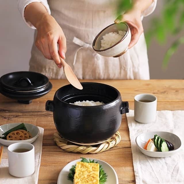 Komerco-コメルコ-さんのインスタグラム写真 - (Komerco-コメルコ-Instagram)「. ごはんが美味しい食卓に。 とっぷりかわいい土鍋とおひつのセット . 炊飯器では出来ないおこげ、ねばり気、ふっくら感🍚 お米本来の旨みを味わうには、土鍋炊きが一番です。 . こちらは、 ぽてっとしたフォルムで渋すぎない土鍋と、 レンジにもかけられるシンプルかわいいおひつが セットになっています。 . 白と黒の２色展開。好みに合わせてお選びください . ------------------------------- MEISTER HAND by ibuki craft／オカッテご飯土鍋/まかない計画ごはんじゃー白＋白セット . ▷こちらの作品はKomercoアプリとWebサイトでクリエイターから直接ご購入いただけます。 ホーム画面の検索窓で「オカッテご飯」と検索してください🔎 . ▷Web版はプロフィールリンクから📲 @komerco_official . ▷iOS版アプリのダウンロードはAppStoreにて「Komerco」または「コメルコ」と検索🔎 ------------------------------- . #komerco #コメルコ #cookpad #クックパッド #komercoごはん #料理をもっと楽しく #おうちごはんを楽しもう #おうちごはん #instafood #foodpic #cookinglove #手しごと #komercoクラフト #クラフト #手作り #一点物 #mihataya #まな板 #いちょうの木 #まないた #カッティングボード #木製 #いちょうの木のまな板」4月14日 13時46分 - komerco_official