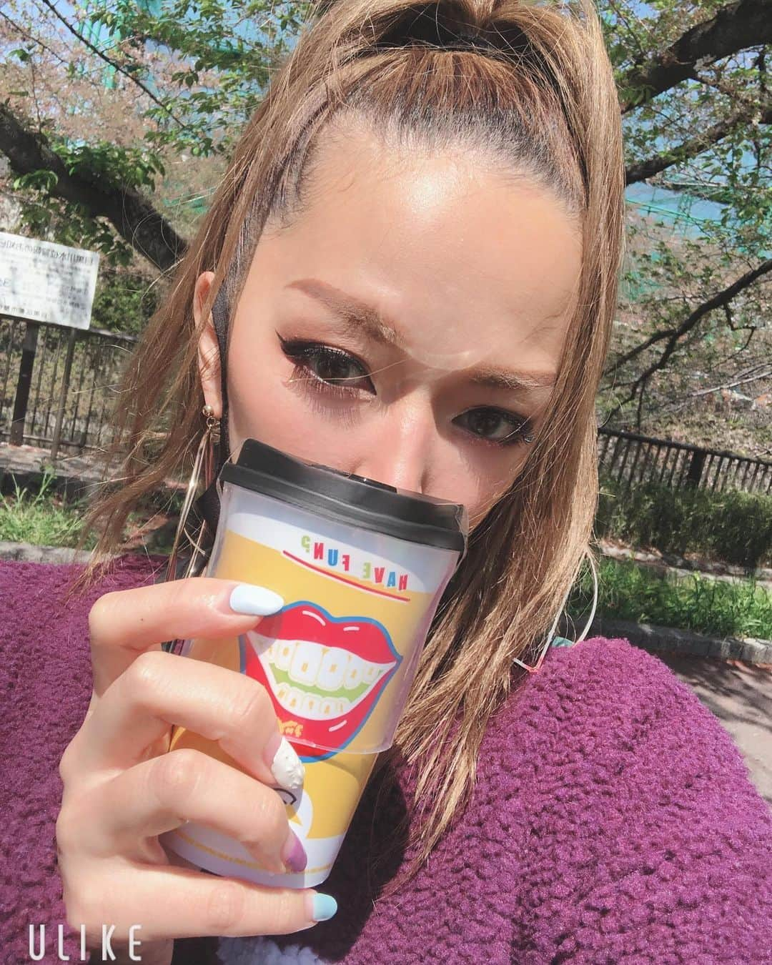 倖田梨紗のインスタグラム：「久しぶりすぎる投稿😭💋 コロナで引きこもりが続いてるけど ひっっっさしぶりにお化粧したので @izumi.kotarou さんのお店 @wawich_meguro のトーストとコーヒーを takeoutしてきたよーっっ やっぱり最強に美味しかったわーーー🤤 いつまでこの状況が続くのか不安だらけだけど ひたすら我慢だねっっ😢 #staypositive #takeout #目黒」