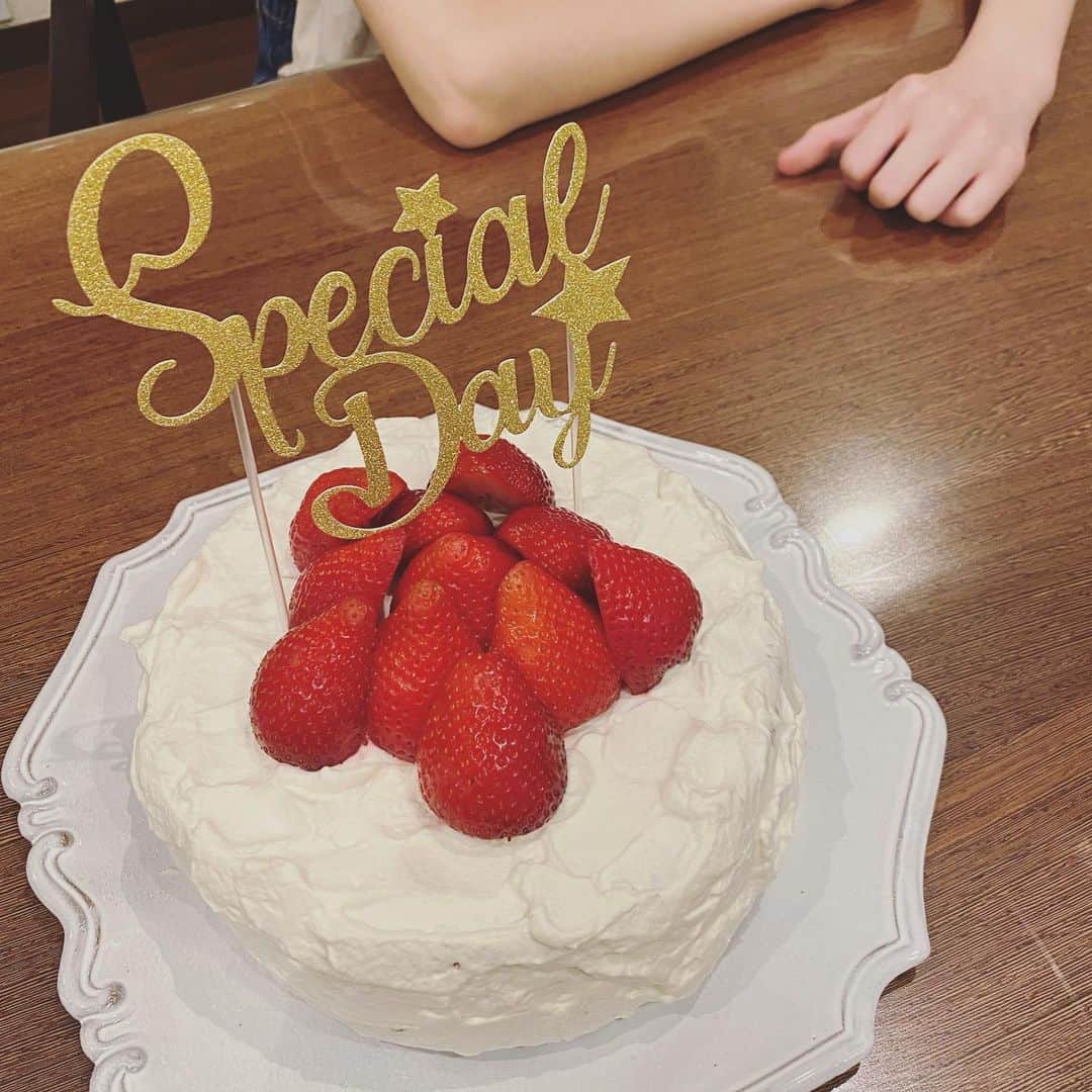 畑野ひろ子のインスタグラム：「先日、長女が11歳の誕生日を迎えました。 今年は、長女と話してバースデーケーキをお家で出来るデコレーションする形にきめました。富沢商店さんの冷凍スポンジに助けられて長女作のバースデーケーキでお祝いしました。 デコレーショングッズもたまたま早めに買っておいてよかった。  11歳を迎えられた事に、心から感謝します。 ありがとう。」