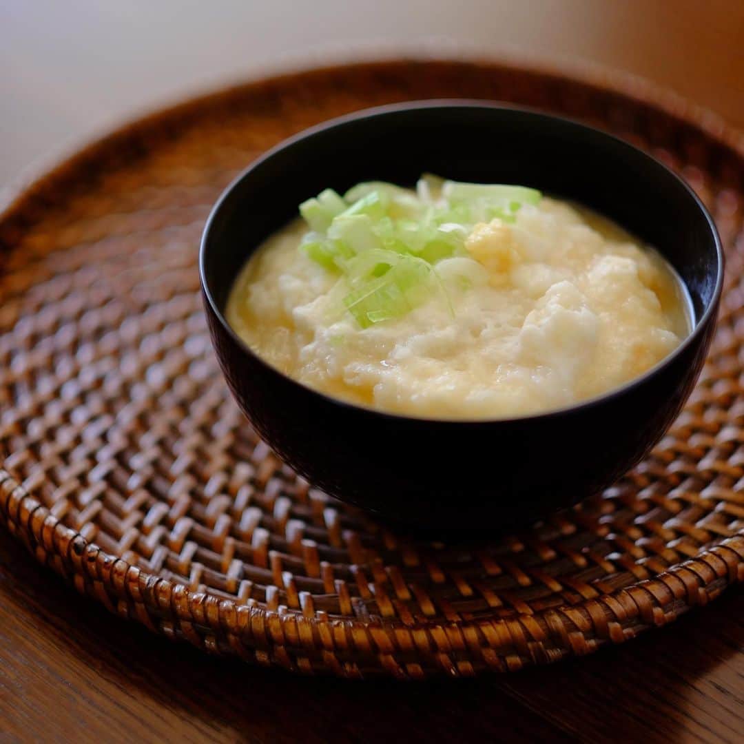 麻木久仁子のインスタグラム：「『料理リレー』 こんにちは！ 国際薬膳師、薬膳料理家の麻木久仁子です。  料理家の脇雅世先生が発起人の『料理リレー』 おうちにいる時間を少しでも楽しく豊かなものにしたい！そんな思いの料理家の皆さんが次々にバトンを回しています！  以下、脇先生からのメッセージの抜粋です。 ☆☆☆☆☆☆☆ 『世界中が危機感であふれている毎日です。 おうちで過ごす時間が増えた皆さんと料理でつながることができたらと思い≪料理リレー≫を試みたいと思います。 いつもお家にある材料で簡単に作れる一品をリレー形式で紹介します。わざわざ買い物に出なくても済む、料理作りのヒントになれば幸いです。 料理を生業とする私達から、ご覧いただいた皆さんがハッピーになることを願って。 ☆☆☆☆☆☆☆ #うちで過ごそう #料理リレー #stayhome #cookingrelay  わたしは祐成陽子クッキングアートセミナーの高沢紀子先生からバトンをいただきました！  体調を整えておくことが今までになく重要な今日この頃です。 簡単にできる、滋養たっぷり山芋のお味噌汁をご紹介！  春の青空に浮かぶ雲のような、フワッファの山芋を楽しんでください。  山芋は薬膳では「山薬（さんやく）」と言って、五臓の脾、肺、腎を養うパワーフードです。  なまで食べれば陰を補い、火を通せば気を補い、消化によく、「生命力」の源になる山芋。まさに山の薬そのもの。  簡単ですので是非お試しくださいね！ 【材料】2人分 大和芋や自然薯などの粘りの強い山芋　100g 味噌　大さじ1 小麦粉　大さじ2 塩　ひとつまみ 長ねぎみじん切り　適量 生姜すりおろし　適量 お好みの出汁　350ml 【作り方】 1.山芋をすりおろし、小麦粉・塩を加えてよく混ぜる。2等分する。 2.出汁を沸騰させ、1を静かに入れる。弱火にして4〜5分煮る。 3.火を止めて味噌を溶き入れる。器に盛り、長ねぎと生姜をあしらう。  山芋を出汁に入れたらグラグラさせずに静かに煮てくださいね。  長ねぎや生姜は外邪を払う食材です。三つ葉、紫蘇、パクチーなどに変えてもOK！  次のバトンは本草薬膳学院で学んだときの恩師、飯田和子先生にお渡しします！」
