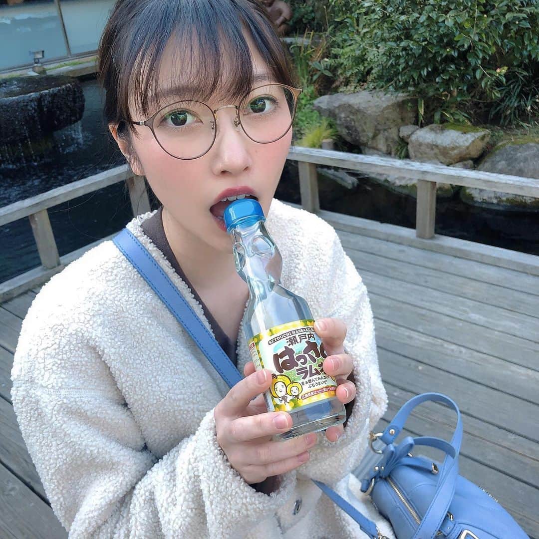 末井櫻子のインスタグラム：「． ． コロナが落ち着いたらこれしたいな〜あそこ行きたいな〜って色々と妄想するのが最近の楽しみです👼🏻💙笑 ． ． 写真は今年の冬に両親と竹原に遊びに行ったときの✌︎ ． ． お風呂上がりのボサボサまとめ髪ですみません😚笑 温泉の後のはっさくラムネは最高じゃ〜〜 ． ． ． #さくらこの広島最高でーす  #広島 #広島観光 #竹原 #竹原町並み保存地区  #賀茂川荘 #温泉  #たけはらそば處かんの  #茶寮一会 #竹原カフェ  #はっさくラムネ」