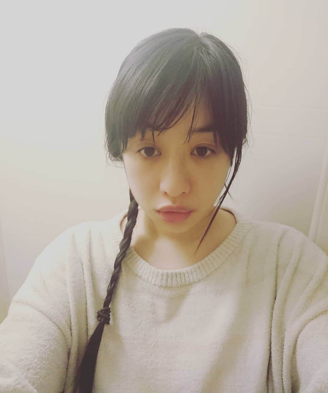 工藤亜耶のインスタグラム：「最近わたしはエルサstyle(^O^) 髪痛まないようにと、ウィルス着きにくそうなため。 と。。。３日間くらいエルサだと思ってたら写真に撮ったらラーメンマンだな。。。エルサって髪多いんだね(-.-)」