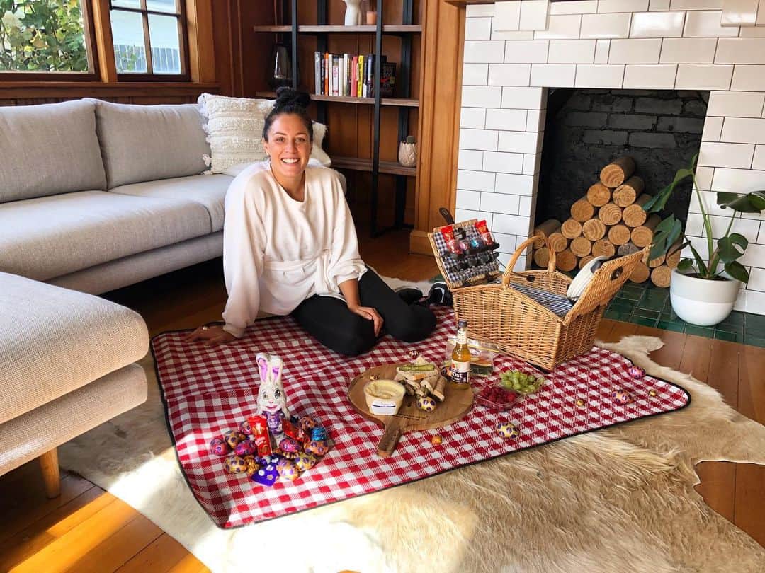Sophie Pascoeさんのインスタグラム写真 - (Sophie PascoeInstagram)「Hope everyone had a great Long Easter Weekend!  I enjoyed spending mine by setting up an indoor picnic... oh and I was even surprised that the Easter bunny showed up! 😉🐰🍫 #stayhome #treatyoself #easter #picnic」4月14日 14時25分 - sophpascoe1