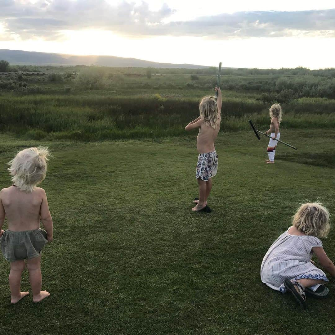 サラ・ライトさんのインスタグラム写真 - (サラ・ライトInstagram)「Sharing a bunch of photos of @teresapalmer and myself and our little ones. Thinking of the years of friendship, pre kids, dreaming of kids, weddings, being by each other’s side as we became mothers, creating a community together out of a love and passion for motherhood, connection and a village to call home. As these days in quarantine continue we hope to bring you some company and comfort with our Zen Mamas book coming out April 15th in Austrailia (avail world wide through book depository) We will also be giving some books away over on @baeobaby so stay tuned.. Sending love and light. 💙 @yourzenmama」4月14日 14時23分 - swrightolsen