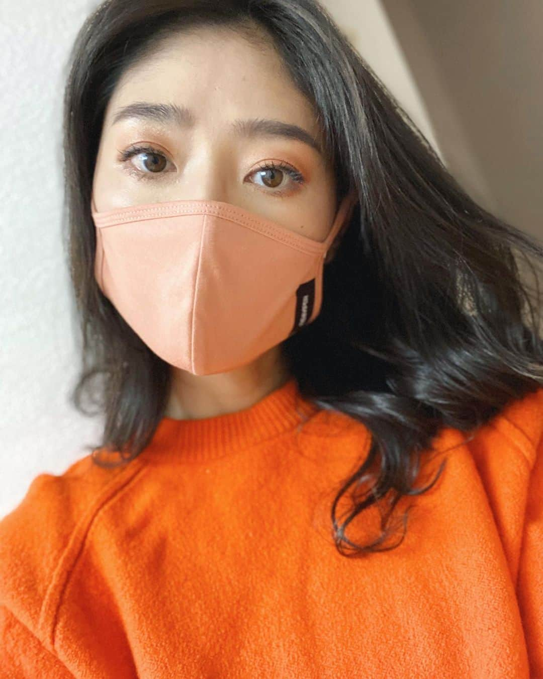 榊原みゆくさんのインスタグラム写真 - (榊原みゆくInstagram)「【orange】 マスクもファッション化。 自分で縫えないから、布マスク購入😚  オレンジ色って、なんだか元気が出るね😍😍😍 スーパーで買い物してたら、赤の帽子に、それに見合う明るめの洋服を着た初老のおばさまがいて、それ見ると、なんだか良いなって思うわけ😚  明る色は、元気をくれる！喝❣️ - - #mask #photography #photooftheday #orange #アラフォーコーデ #アラフォーメイク #アラフォー #美魔女 #adidas #joseph #followme」4月14日 14時29分 - miyukuscarab