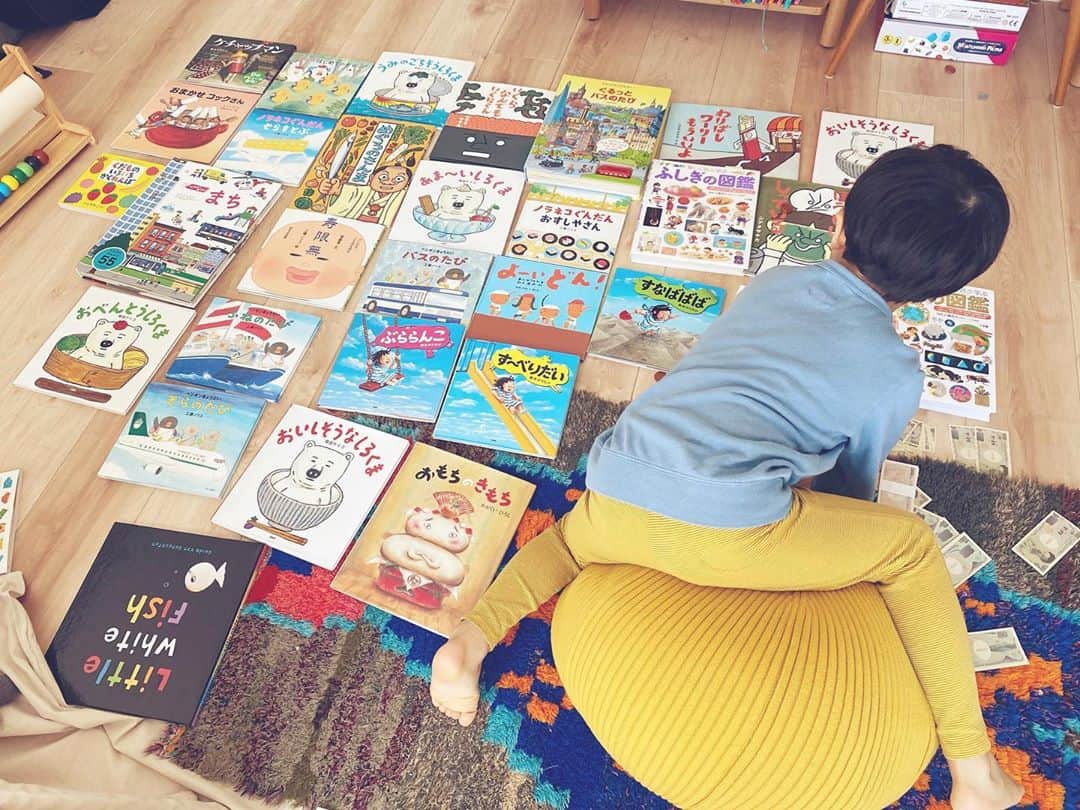 蛯原友里さんのインスタグラム写真 - (蛯原友里Instagram)「・ ・ なんだか独り言を言いながら、本を並べている。 ・ 「これ、僕が好きな本たちなんだよぉ〜。まだあるけど。とりあえず絵本で絨毯作ったのぉ！」だって。笑 ・ ・ #絵本 #僕の大好きなもの ・ ・」4月14日 14時31分 - yuri_ebihara