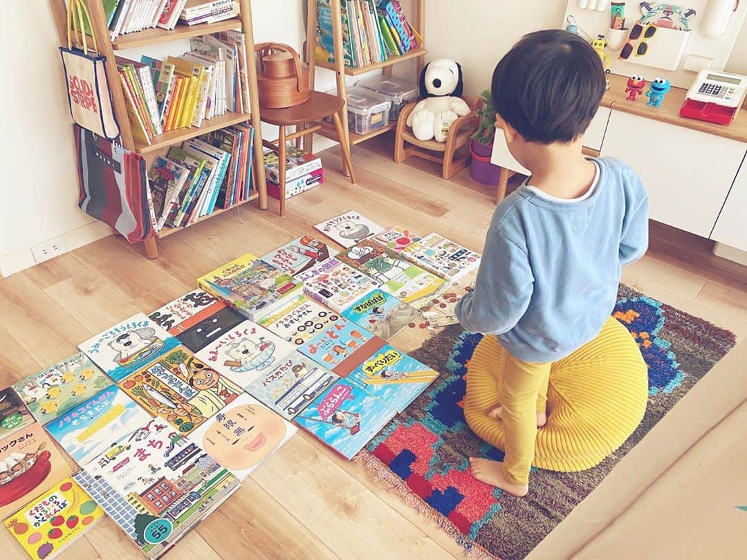 蛯原友里さんのインスタグラム写真 - (蛯原友里Instagram)「・ ・ なんだか独り言を言いながら、本を並べている。 ・ 「これ、僕が好きな本たちなんだよぉ〜。まだあるけど。とりあえず絵本で絨毯作ったのぉ！」だって。笑 ・ ・ #絵本 #僕の大好きなもの ・ ・」4月14日 14時31分 - yuri_ebihara