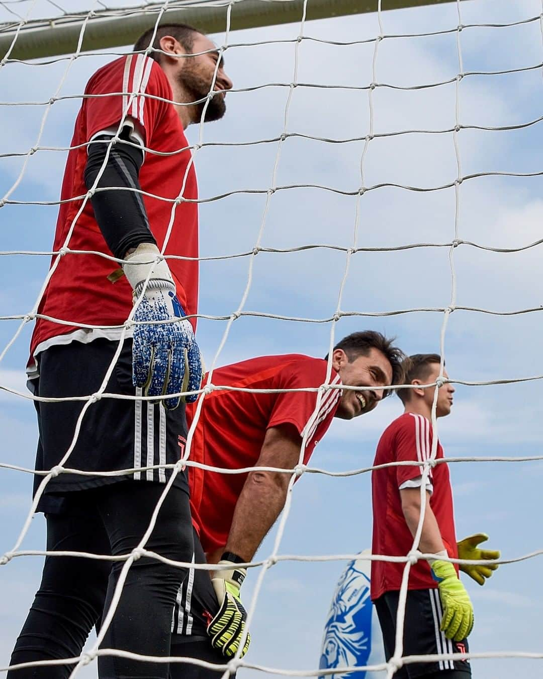 ユヴェントスFCさんのインスタグラム写真 - (ユヴェントスFCInstagram)「The men behind our goal ❤️ Happy #InternationalGoalkeeperDay, bianconeri! 🥅」4月15日 1時43分 - juventus