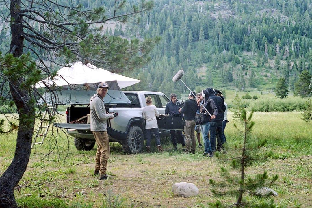 アレックス・オノルドさんのインスタグラム写真 - (アレックス・オノルドInstagram)「Last summer the good folks at @rivianofficial brought one of their amazing electric trucks out for a weekend of camping in Tahoe. It was a great opportunity for me to both do some climbing that I cared about and play with some of the cooler features of the truck (like an optional built in kitchen). I strongly believe that the future of human mobility will be electric - it was exciting to see an important step in that direction. Check out the full story/video/more photos at the link in bio.」4月15日 0時18分 - alexhonnold