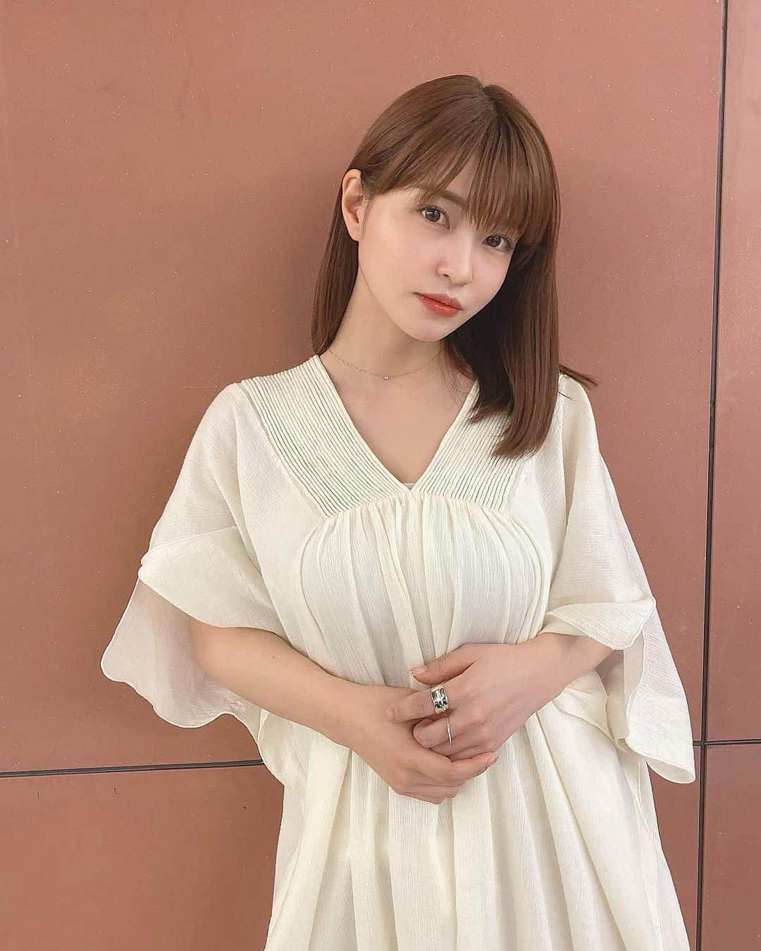 岸明日香さんのインスタグラム写真 - (岸明日香Instagram)「母の誕生日です👶✨ おめでとう🌸✨ 今日はお仕事だったので、久々メイクしたよ🥺笑 このワンピース、春らしくてかわいい👼🌸 👗も💍も @todayful_ ✨ 今は引きこもり隊なので服装だけでも春満喫🤤 今夜1:00〜テレ東にてドル箱みてね💕  花粉で目が赤いです、、😭」4月15日 0時20分 - aspoo02