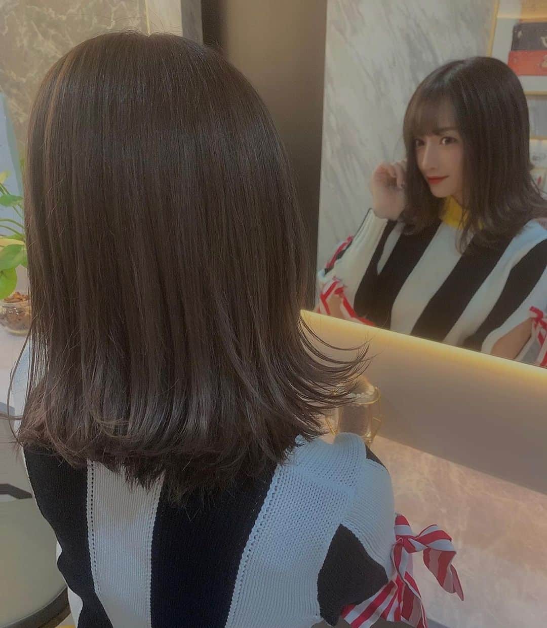 ERENAのインスタグラム：「. . いつも聞かれる髪色やけど、 よーすけさんにお任せ👍 この前行った時も めっちゃ綺麗にしてくれた😻 . . もう3年以上よーすけ🙋‍♀️笑 . #ラピス大阪#Lapis」