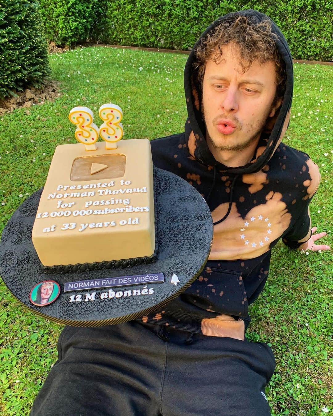 Norman Thavaudさんのインスタグラム写真 - (Norman ThavaudInstagram)「Aujourd’hui je fête mon anniversaire + mes 12 millions d’abonnés YouTube, le tout en confinement (dans mon jardin) Merci à TOUS pour vos messages adorables et merci aussi d’être aussi nombreux, surtout en ce moment, c’est fou, l’aventure continue grâce à vous 🚀  PS: En ce moment je ne fais que manger des gâteaux 😂 (merci @martha_gambet et @cakeoclockparis)」4月15日 0時39分 - normanthavaud