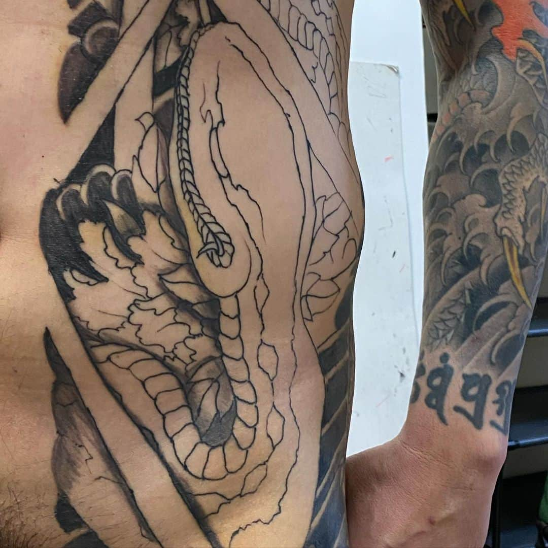 中野義仁さんのインスタグラム写真 - (中野義仁Instagram)「in progres . freehand work🙇‍♂️🙏‼️ #H2ocean #H2oceanproteam #officialh2ocean #tattooinstagram  #traditional #freehand #snake ＃fioenix #hebi #botan  #japan #art #artist #artistmafia #friend #tattoos #tattooing #tattoo #tattoomag  #inK #inkdmag #tattoomagazine #tattoos_of_instagram #memarky  #tattoolifemagazine #tattooenelgy #tattooinstagram #tattoomania #artistmafia #tattoocultur #tattoocomunity #tattooculturmagazine #tattooare  @jessyentattoo @dennis_camsupply @yokohama_tattoo_museum @souryou @kiwamijewelry @horiyoshi3shop @taiwantattooconvention」4月15日 0時40分 - horiyoshi_3