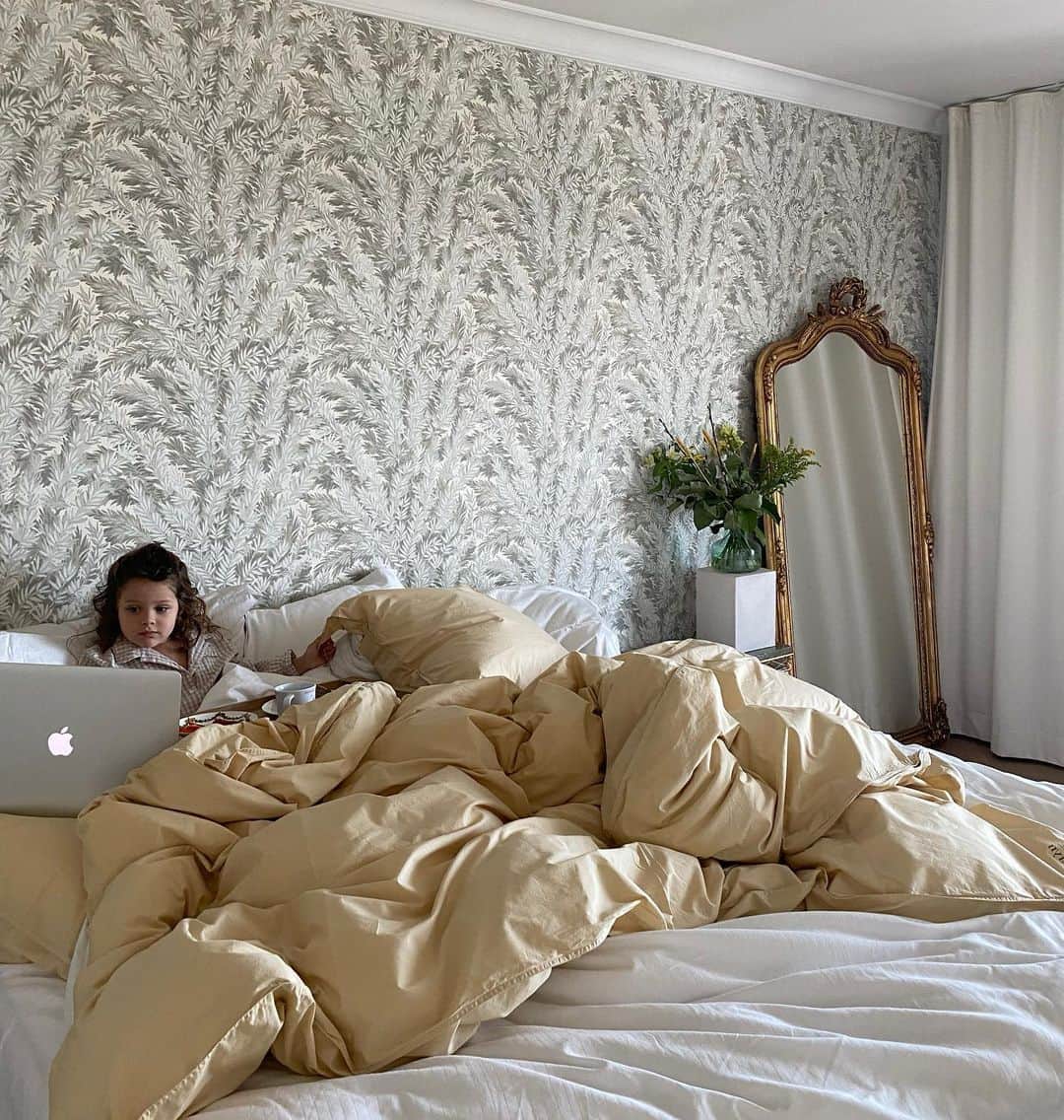 Mathilde Goehlerのインスタグラム：「One of those days. Hihiii 💛💛💛 lunch in bed and movies 😍🥰」