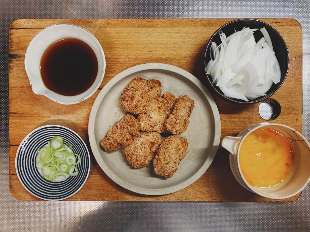 naoko tawaraさんのインスタグラム写真 - (naoko tawaraInstagram)「<"Suketton"応援よろしくお願いします！> 我が家は今夜はSukettonのひれ一口カツ使ってカツ丼に。 お味噌汁つくるためにとったお出汁つかって割りした作って。 玉ねぎにて、カツ入れて、卵でとじて終わり！ 2歳の娘もパクパク食べれるくらい肉質もやわらかいので、幼児食にもおすすめです〜。 >>> 実家のとんかつん専門店"かつれつ亭"のオンラインショップでは、冷凍お惣菜"Suketton"の定期便のサービスをスタートしました！ https://suketton.shop-pro.jp/?mode=f5 そして今月は全商品15%OFFのセールも開催しています！ https://suketton.shop-pro.jp コロナウイルス感染拡大の影響を受けつつ、54年続くお店とスタッフを守るため、愛媛でふんばっています。 冷凍お惣菜のSukettonは、冷凍庫にストックしてるとめっちゃ便利だしおこもりごはんにもぴったりです。 ぜひ皆様一度お試しくださいませ〜！ #suketton  #かつれつ亭 #おうちごはん  #かつ丼 #ひれかつ #stayhome  #とんかつ  #えひめかつれつ亭  #とんかつ  #とんかつ専門店  #リニューアル  #伊予グルメ  #松山グルメ  #愛媛グルメ  #ひれかつ  #ひれかつ丼 #冷凍食品 #冷凍ストック #冷凍おかず #無添加ごはん #無添加を心がける #無添加食品　 #お弁当おかず #お弁当レシピ  #お惣菜屋さん　 #冷凍弁当 #時短レシピ #時短ごはん #レンチンレシピ #レンチンおかず  #セール中  #サンドイッチ」4月15日 0時55分 - noknok705
