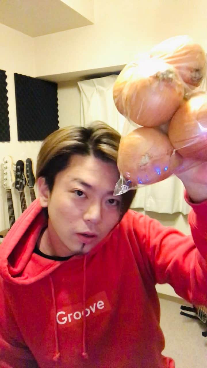 のインスタグラム：「玉ねぎを使ってとても簡単にできるこちら！  おうちで過ごすことも多い昨今、皆さんの健康への提案でございます。ご査収ください。  そして是非やってみて！！w  #Stayhome #玉ねぎ6こ #血液サラサラ効果」