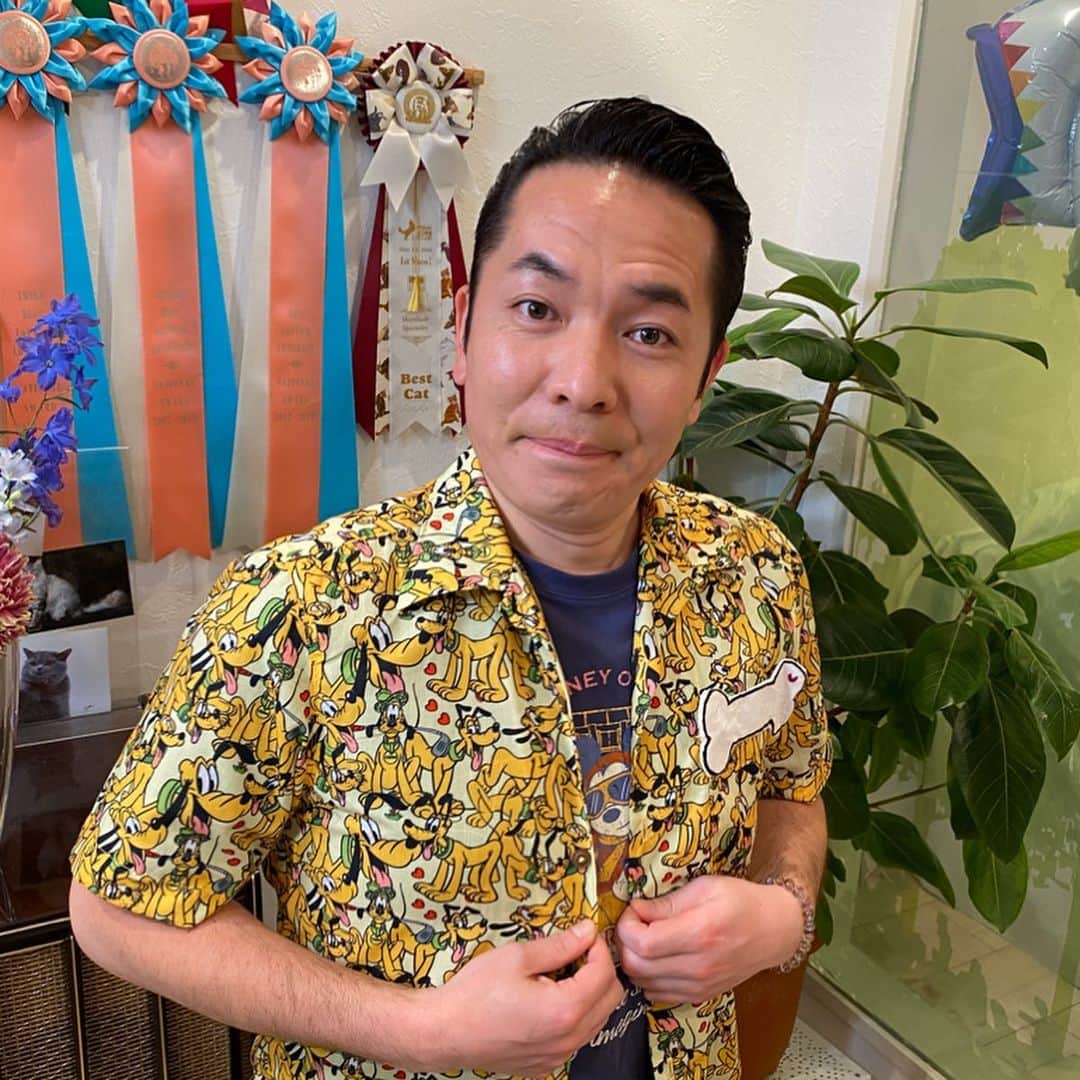 上田昌幸のインスタグラム：「フリーになり、色々再スタートな今日このごろであります！  お仕事でヘアメイクの中井さんに髪型バッチリ決めていただきありがたい限り。  そんな今日4月15日は東京ディズニーランドの37周年目の日✨✨ まだまだパーク再開が見えないですが、健康でさえあればまた会える‼️ とにもかくにも東京ディズニーランドおめでとうございます㊗️ #うえちゃん #うえだのまさゆき #再スタート #インスタ生まれ変わりました。 #髪型も😆 #東京ディズニーランド #37周年 #コロナに負けるな」