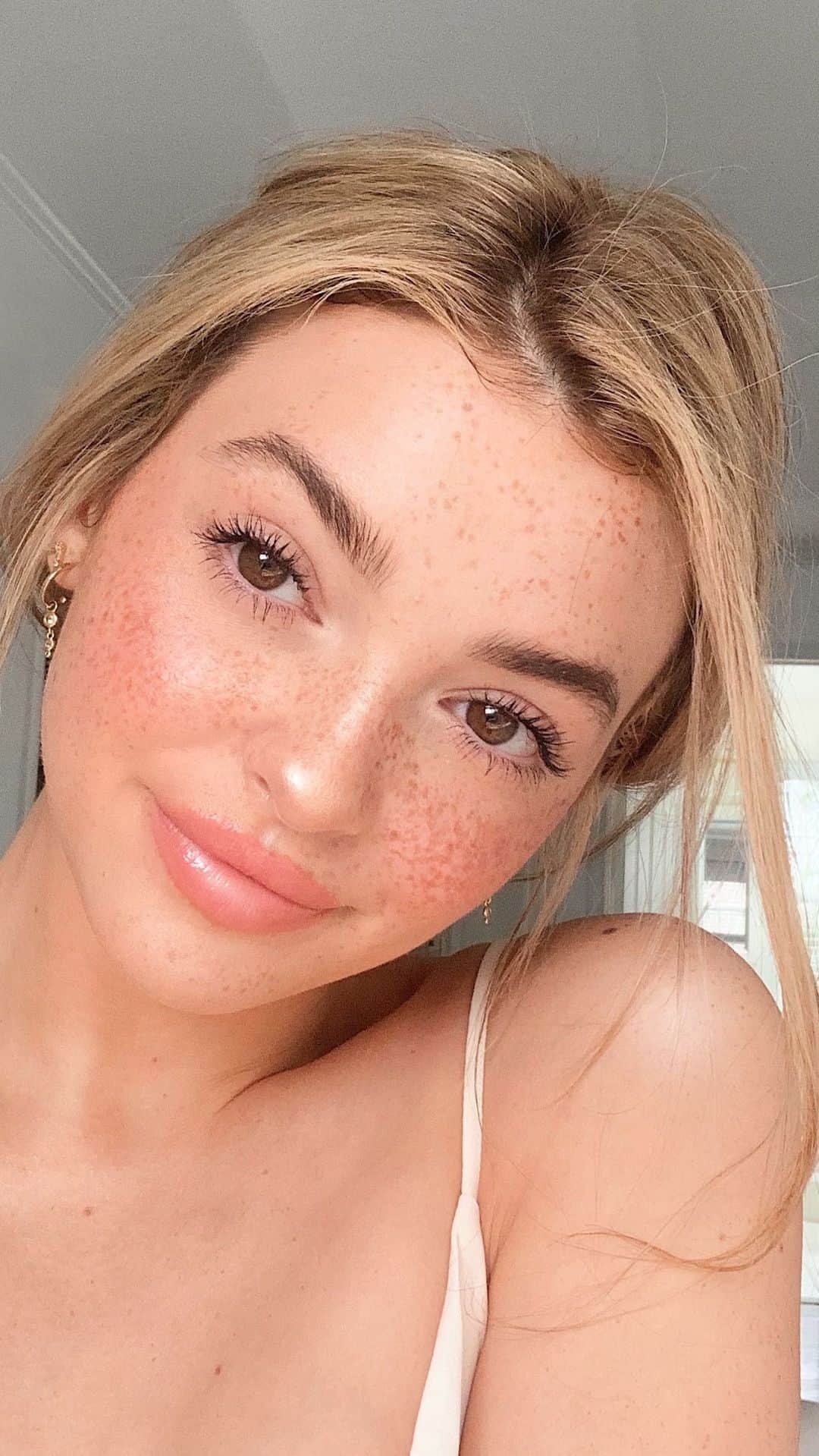 Kelsey Simoneのインスタグラム：「Here is a perfect for spring, rosy glowing makeup look! All products are from @diormakeup @diorskincare @diorbeautylovers ✨ Even though we’re all inside, have fun getting ready & experiment with your makeup!」