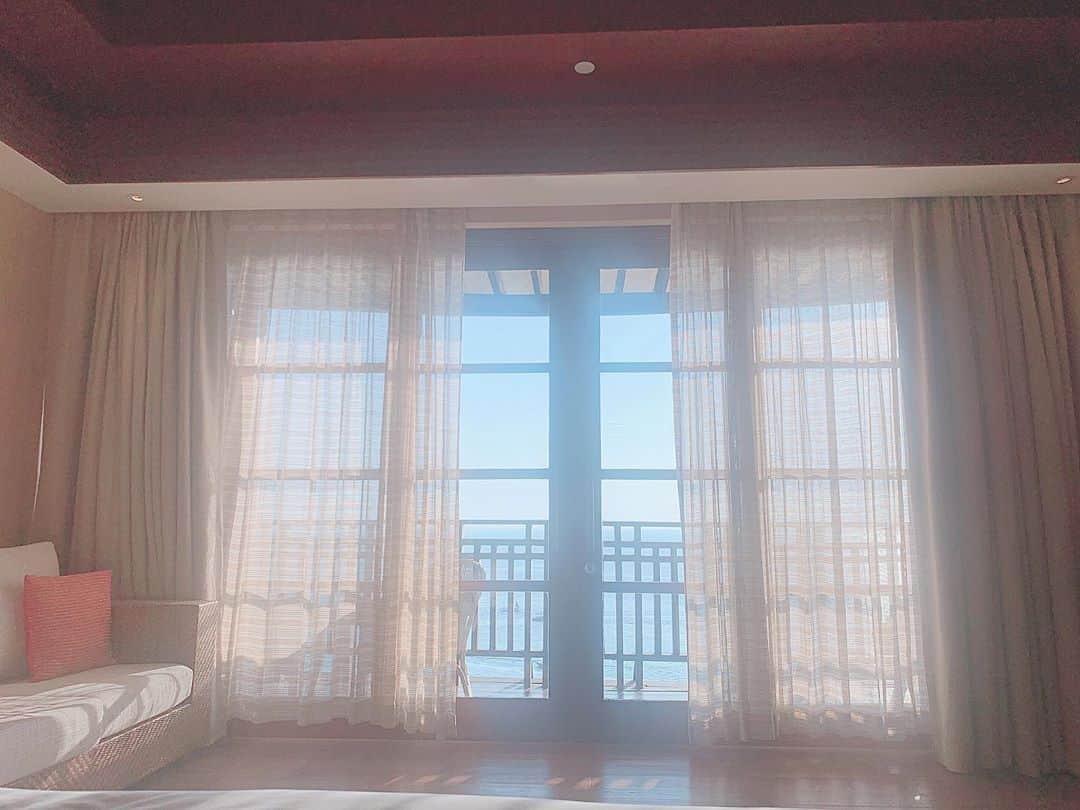 ぐんじりなのインスタグラム：「. 毎朝大きな窓から入る太陽の光で 目覚めたい🥱 . . #shangrilaboracay」