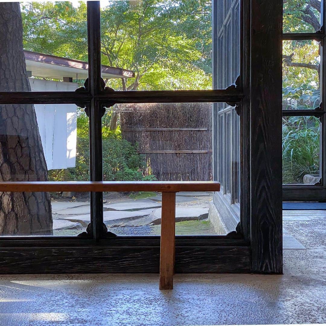 林信行のインスタグラム：「les febêtres ♫Keeping an eye on the world going by my window. Taking my time.♫ #windowpane  #StayingHome retouching some old pictures.」