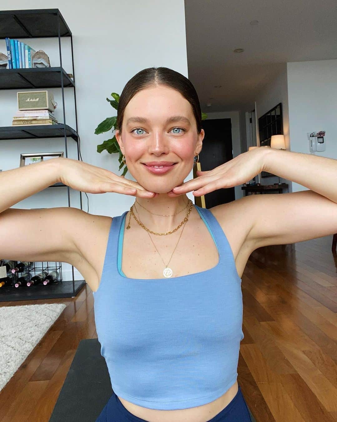 エミリー・DiDonatoのインスタグラム：「How I look when I work out on IG LIVE versus how I look when I workout at home when no one is watching. 😂 Just finished an amazing live workout with @katrinascott on @si_swimsuit ‘s instagram! Abs and booty are already sore. 😰 🍑  Go try it and tag us! ❤️」