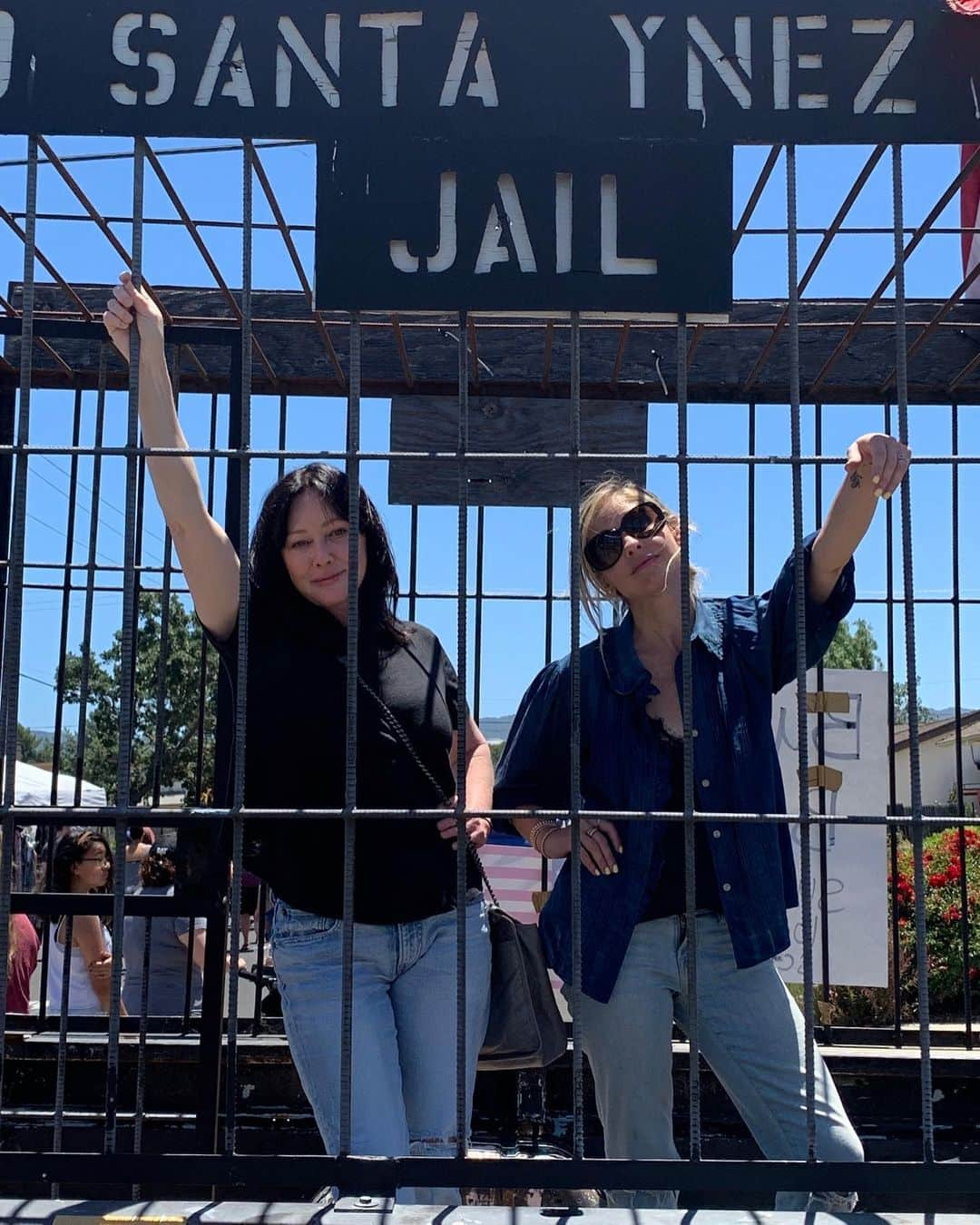 シャナン・ドハーティーさんのインスタグラム写真 - (シャナン・ドハーティーInstagram)「Roller coasters and jail. Point is.... with you it’s a lot of laughs over ridiculously silly things. And laughter is a treasure. I love you S and I’ll always hold your hand, physically and virtually. Happy birthday to the most intelligent, inspiring, funny, sincere, honest, beautiful person. Here’s to 2021. Love you. @sarahmgellar」4月15日 1時30分 - theshando