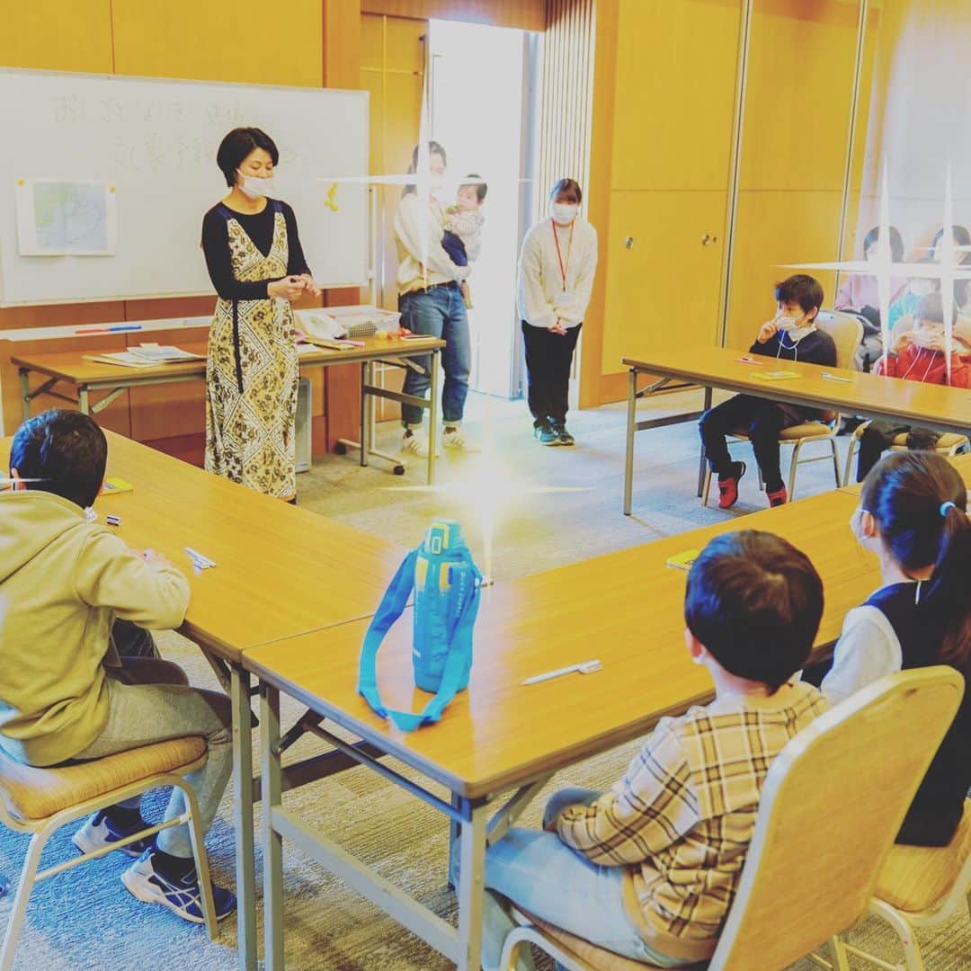 石榑亜紀子さんのインスタグラム写真 - (石榑亜紀子Instagram)「休校や外出自粛でおうちにいる 小学生の皆さんへ 夢☆らくざプロジェクトさんが 家で色々なお仕事を体験できる コーナーを開設しています👇 \おうちでプチお仕事道場/ yumerakuza.net/telework  天気に興味のある皆さん、 この機会にチャレンジしてみて下さい。  写真は2か月前の 職業体験イベントの時のものです☀️ 外出自粛要請が出る直前でした… この時はここまでの事態になると 想像できてませんでしたけど😢  また元気な皆さんにお会いしたいです！  #自粛　#休校　#小学生　#お仕事体験　#休校中の過ごし方　#走る気象予報士 #石榑亜紀子 #アスリートフードマイスター2級 #ランニング女子 #男の子ママ #0歳 #生後11か月 #自粛生活 #おうち時間 #おうちにいよう #ステイホーム　#stayhome」4月14日 16時44分 - guregure_46