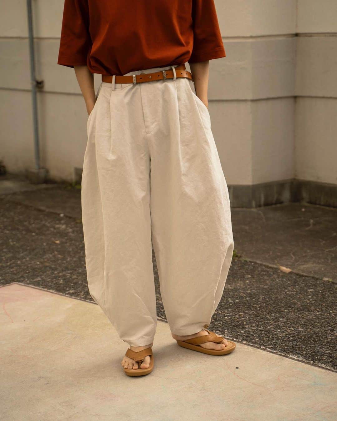 Ryoさんのインスタグラム写真 - (RyoInstagram)「ㅤㅤㅤㅤㅤㅤㅤㅤㅤㅤㅤㅤㅤ COTTON LINEN CHANGE HEM PANTS (IVORY） ㅤㅤㅤㅤㅤㅤㅤㅤㅤㅤㅤㅤㅤ 裾のボタンの調整でワイドにもバルーンにも変化するパンツ。 コットンリネンでこれからの時期にも重宝する1着です☺️ ㅤㅤㅤㅤㅤㅤㅤㅤㅤㅤㅤㅤㅤ #ryotakashima」4月14日 16時37分 - ryo__takashima