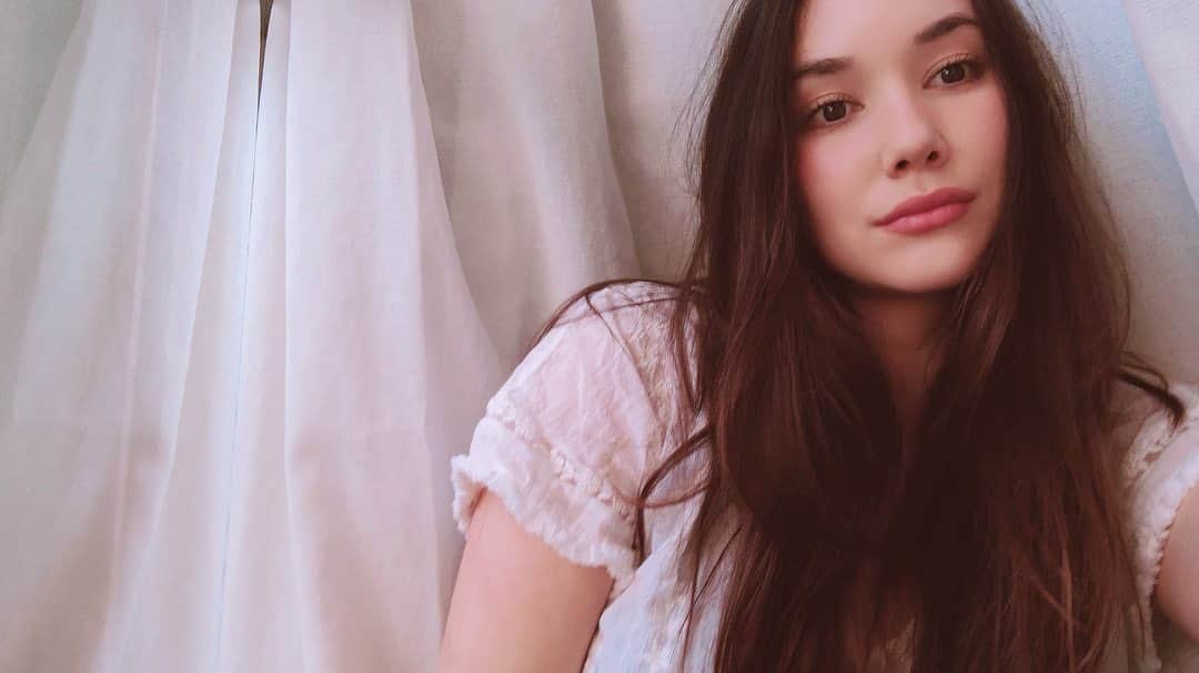 テイラー鈴木のインスタグラム：「ベイビーの昼寝中に❤︎ #sleepingbaby means #selfietime 🤷🏻‍♀️😂 #momhair #whatevenisabrush #feelingmyoats side note- is it weird that I always thought #undereyebags were cute? And now thanks to my baby I got me a pair 🙃　#おうち時間 #stayhome」