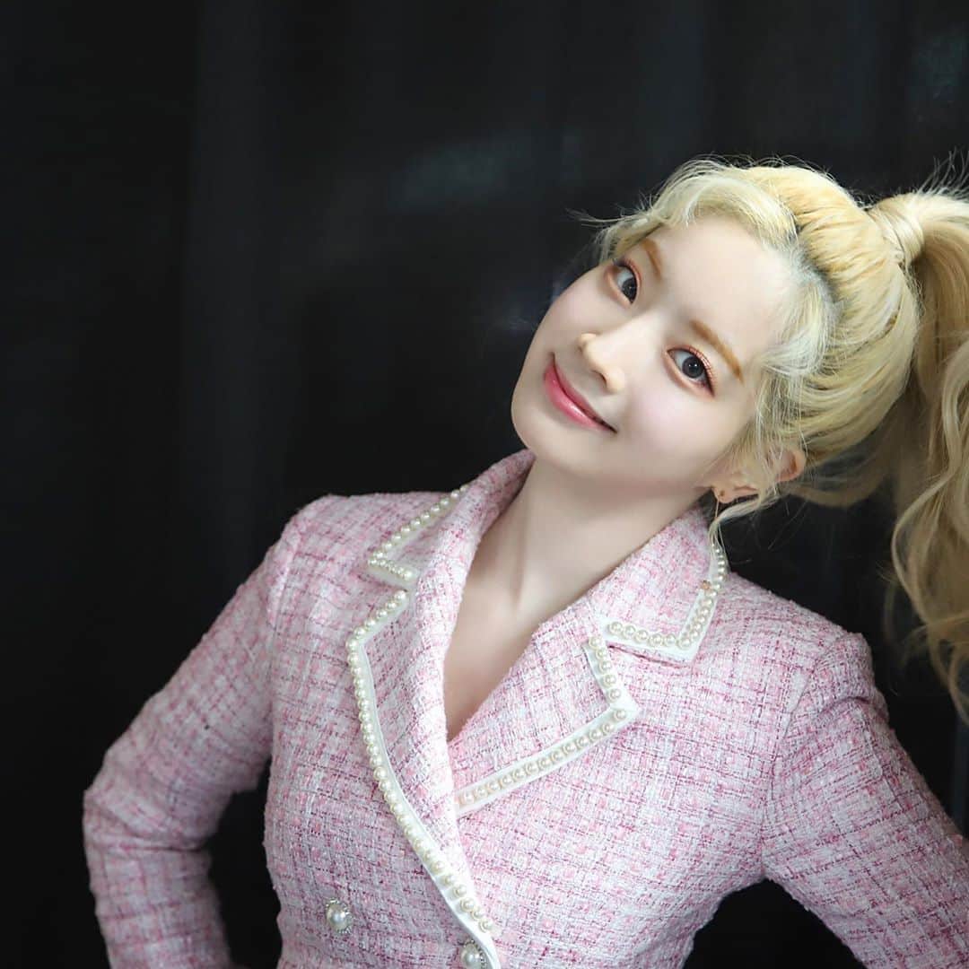 ダヒョンのインスタグラム：「Hey guys! What k-drama are you watching now? Please suggest any. I just finished watching Itaewon Class 💘 ⠀⠀⠀ ⠀  #dahyun #ダヒョン #多賢 #다현 #트와이스 #twice #トゥワイス ©️owner」