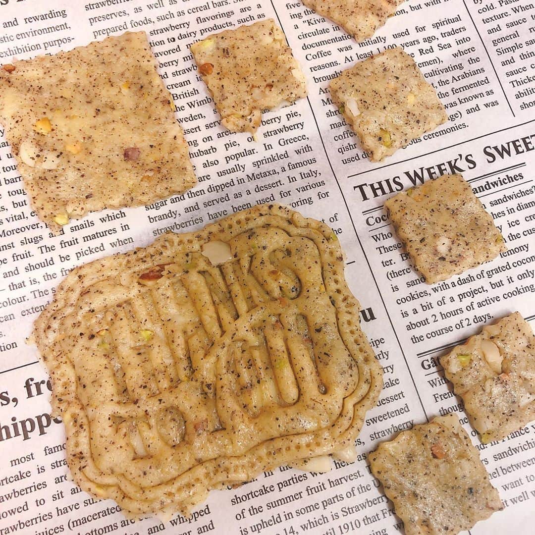 新山千春さんのインスタグラム写真 - (新山千春Instagram)「アールグレイの紅茶をミキサーミルで粉末にしてから、 ピスタチオとアーモンドを入れて、焼きました🍪 それと ゆずの皮を少しいれたよ。  もう一つは ヌテラチョコとナッツと グラノーラのクッキー🍪  #手作りクッキー #stayhome #お家時間 #手作りスイーツ #簡単スイーツ  英字新聞風の クッキングシートは #DAISO #100均 #新山千春  #千春定食🌹」4月14日 16時52分 - chiharuuu_0114