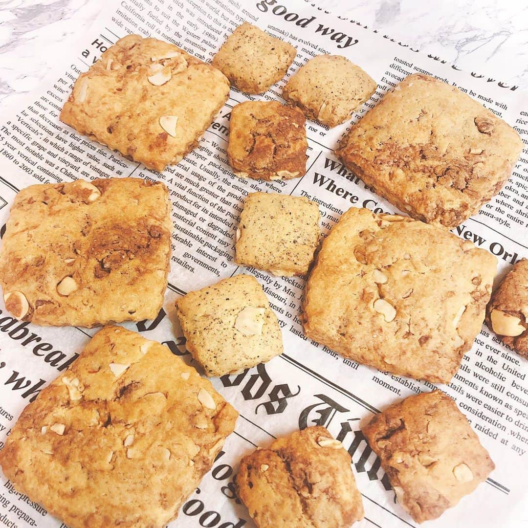 新山千春さんのインスタグラム写真 - (新山千春Instagram)「アールグレイの紅茶をミキサーミルで粉末にしてから、 ピスタチオとアーモンドを入れて、焼きました🍪 それと ゆずの皮を少しいれたよ。  もう一つは ヌテラチョコとナッツと グラノーラのクッキー🍪  #手作りクッキー #stayhome #お家時間 #手作りスイーツ #簡単スイーツ  英字新聞風の クッキングシートは #DAISO #100均 #新山千春  #千春定食🌹」4月14日 16時52分 - chiharuuu_0114