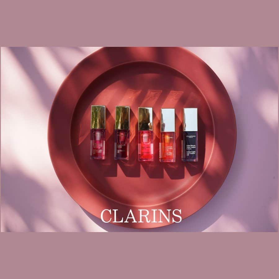 益若つばささんのインスタグラム写真 - (益若つばさInstagram)「CLARINSのコンフォートリップオイルをスウォッチしてみたよ！💋﻿ ﻿ 色味自体はどれも薄めでほんのり色がのる印象でした☺💓︎﻿甘めでいい香りです。どれも海外のお菓子っぽい感じ🥰 ﻿ ﻿ 私的な使い方は、これ１本というより、﻿ スフレリップとか、同系色の、少し硬めのテクスチャーのものに上から重ねて艶を出す使い方がベストかなと思いました🥰﻿ ピンクリップなら#02.04. オレンジは#05 赤なら#03.08みたいな🥺💓 ﻿ ﻿ お気に入りな色は#05のタンジェリン🍊と、﻿ #08のブラックチェリー🍒﻿ ﻿ #02.03.04はお家にいる時の保湿として使ったり、すっぴん風メイクの時とかはとても便利！﻿ ﻿ ﻿ 美容液的なイメージなので、乾燥ぎみで保湿をしたい方や、乾燥が気になる&ほんのり色を乗せたい方によきかと☺️🍒🍒﻿ ﻿ ﻿#clarins #lipoil #cosmetics #lips #リップオイル」4月14日 16時58分 - tsubasamasuwaka1013