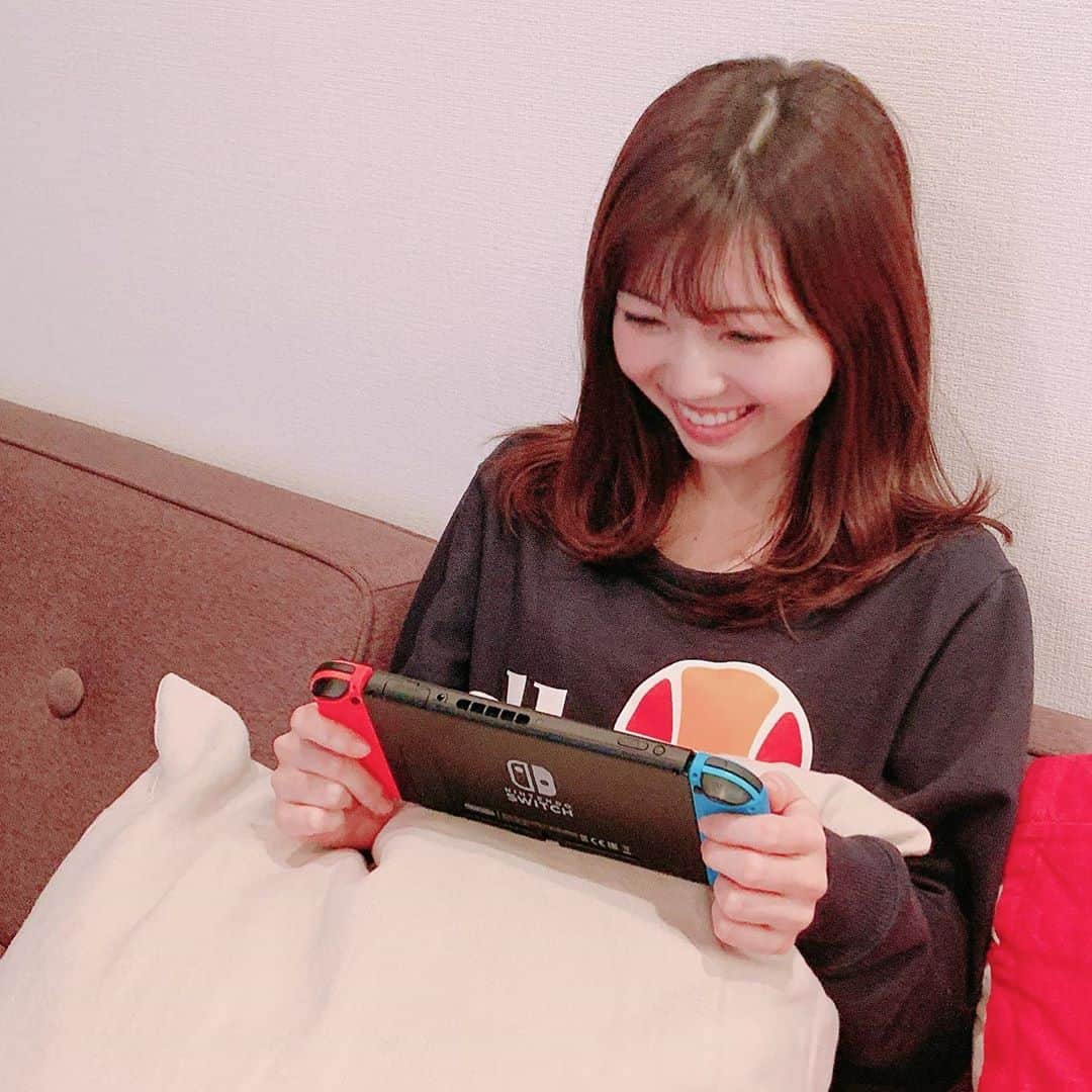 川又智菜美のインスタグラム：「#おうち時間﻿ のお供はSwitch😍🎮﻿ ﻿ …だったのですが、﻿ #ファイナルファンタジー7リメイク が﻿ PS4から発売となったので﻿ これからはPS4が多くなるかも🤭﻿ ﻿ 今は外で皆と集まって遊ぶのは我慢のとき。﻿ ただ、ゲームがあったり、﻿ 家で映画やドラマがみられたりするおかげで﻿ おうち時間も楽しく過ごせますね☺️﻿ ﻿ 皆さんはどのように過ごされていますか？😊﻿ ﻿ #うちで過ごそう #stayhome  #Switch #nintendoswitch #ゲーム #ゲーマー女子﻿ #ff7r #ff7 実はやったことないのにキャラめっちゃ知ってる😂﻿ #名作クリアするの楽しみー💕﻿ #セントフォース #アナウンサー #川又智菜美」