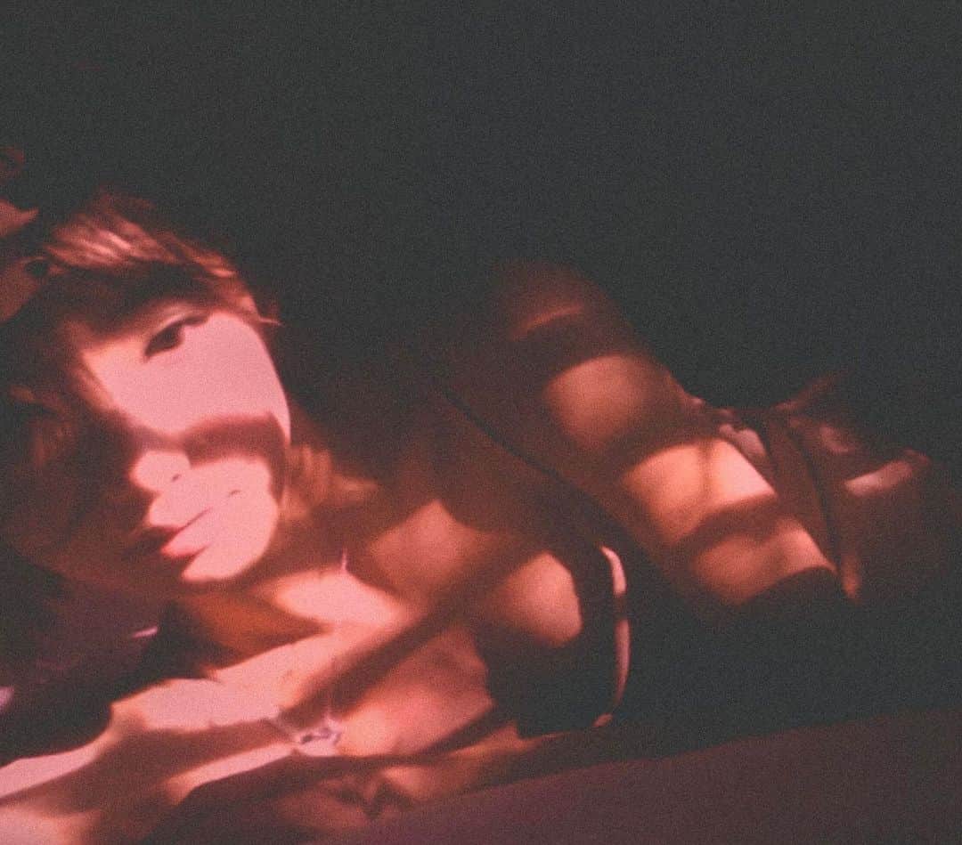 飯島望未のインスタグラム：「Thank you for technology allowing us to be creative.  Shooting though a computer screen.  Photo by @ryanstrongin  @zoom_video_communications  ズームを使って画面越しに撮影してみた。」