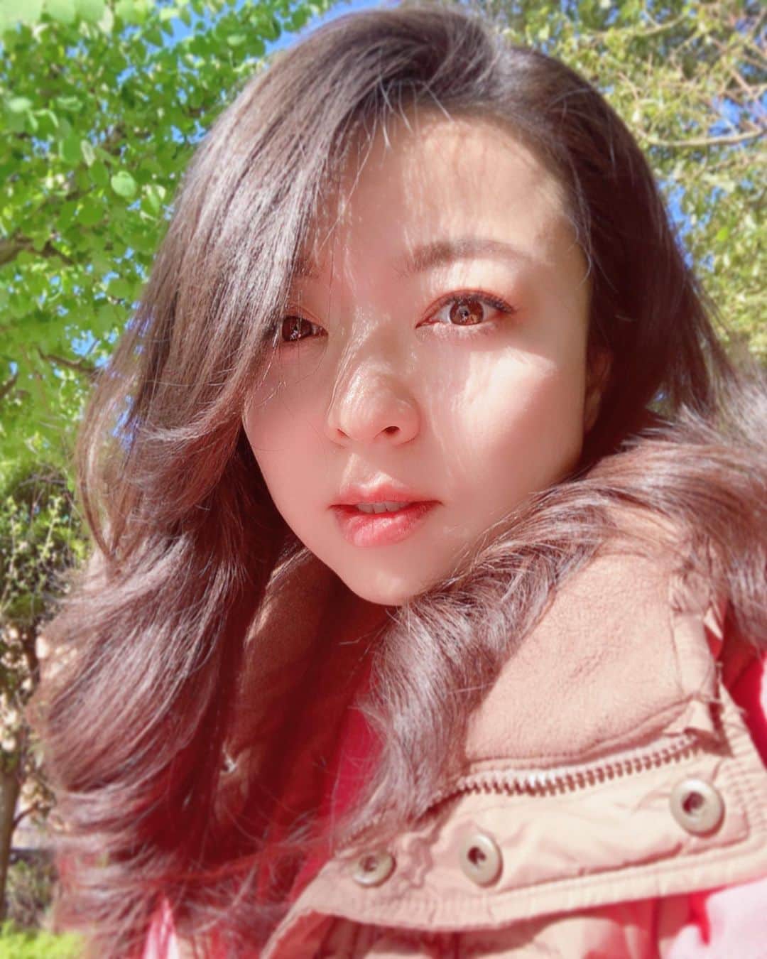 結城さなえさんのインスタグラム写真 - (結城さなえInstagram)「おひさま🌞😘✨ 初々しい緑の季節。 希望に満ちた姿に励まされます☘️ ありがとう。  #太陽 #いい天気 #新緑 #青空 #髪の毛多い問題 #ファー　かと思いきや #地毛　です」4月14日 17時00分 - yuukisanae