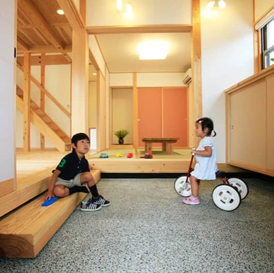 荒川建設株式会社さんのインスタグラム写真 - (荒川建設株式会社Instagram)「【土間から広がる楽しい暮らし】 しぜんと人が集まる土間は、ときに子どもたちの遊び場になったり、 お客さんとの語らいに使ったり、家族との気ままなひとときにと、時間を選ばず楽しめる空間。 . 小さなお子さんのいるご家庭なら、三輪車やベビーカーもそのまま置くことができますし、 雨の日も遊べて子どもたちもストレス知らず。 . 心も体も健やかに過ごせる木の住まいで、大人も子どもものびのびと。 . 土間から広がる楽しい暮らし。ぜひ、展示場で体感ください😊 . . お問い合わせ💁‍♀️ トップページからURL、電話、メールをタップしてくださいね。 . 荒川建設株式会社 滋賀県野洲市野洲941-1 Tel. 077-587-3900 https://uracdoma.jp/contact/ kinoie@uracdoma.jp . #木の家 #和の家 #しげや #荒川建設 #土間のある家 #土間  #平屋  #漆喰塗り#いぶし瓦  #田舎暮らし #三上山 #近江富士 #滋賀木の家　#滋賀県新築 #滋賀県野洲市 #滋賀県守山市土地 #土地分譲 #新築 #滋賀土地 #大工さん #造作家具」4月14日 17時18分 - arakawa_cc