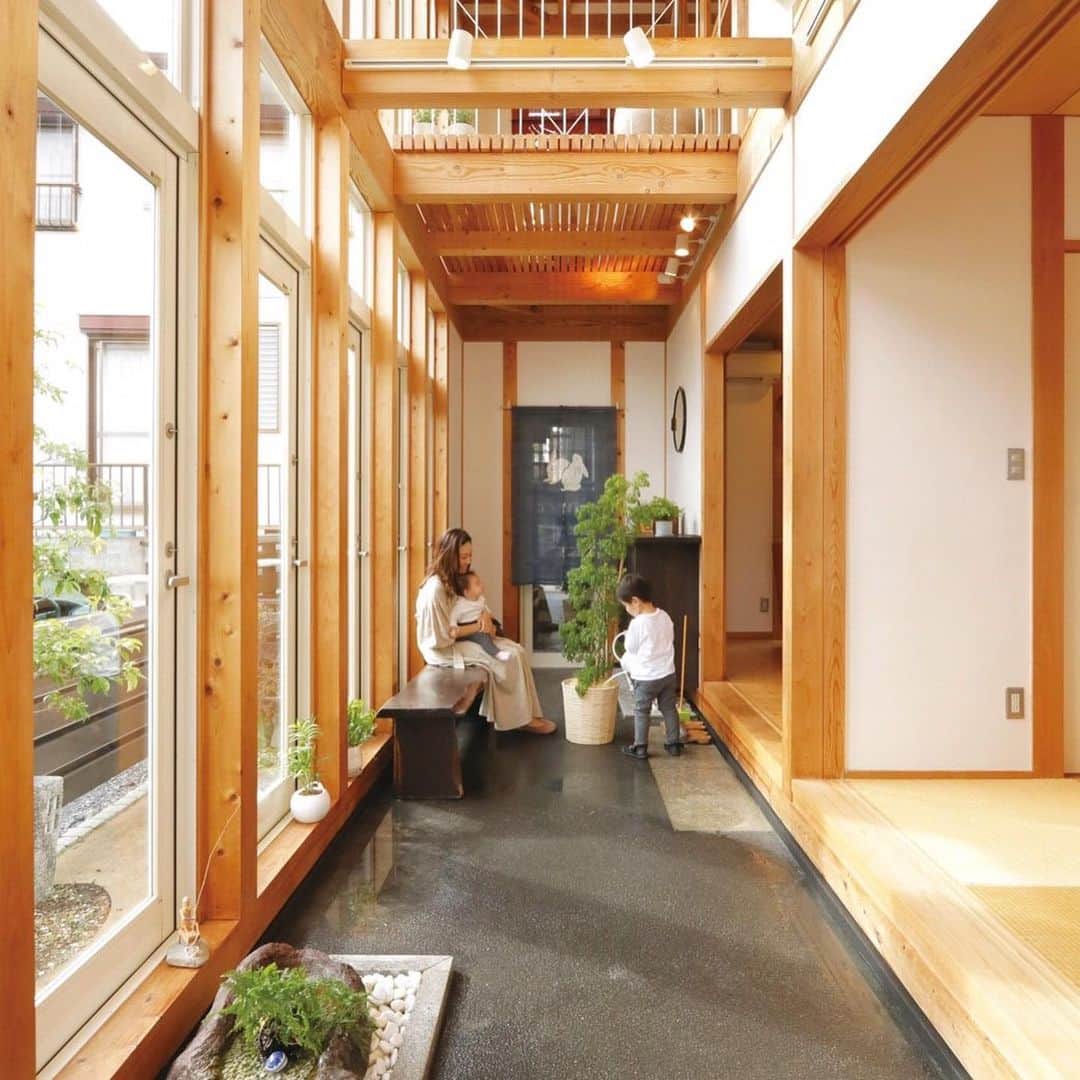 荒川建設株式会社さんのインスタグラム写真 - (荒川建設株式会社Instagram)「【土間から広がる楽しい暮らし】 しぜんと人が集まる土間は、ときに子どもたちの遊び場になったり、 お客さんとの語らいに使ったり、家族との気ままなひとときにと、時間を選ばず楽しめる空間。 . 小さなお子さんのいるご家庭なら、三輪車やベビーカーもそのまま置くことができますし、 雨の日も遊べて子どもたちもストレス知らず。 . 心も体も健やかに過ごせる木の住まいで、大人も子どもものびのびと。 . 土間から広がる楽しい暮らし。ぜひ、展示場で体感ください😊 . . お問い合わせ💁‍♀️ トップページからURL、電話、メールをタップしてくださいね。 . 荒川建設株式会社 滋賀県野洲市野洲941-1 Tel. 077-587-3900 https://uracdoma.jp/contact/ kinoie@uracdoma.jp . #木の家 #和の家 #しげや #荒川建設 #土間のある家 #土間  #平屋  #漆喰塗り#いぶし瓦  #田舎暮らし #三上山 #近江富士 #滋賀木の家　#滋賀県新築 #滋賀県野洲市 #滋賀県守山市土地 #土地分譲 #新築 #滋賀土地 #大工さん #造作家具」4月14日 17時18分 - arakawa_cc