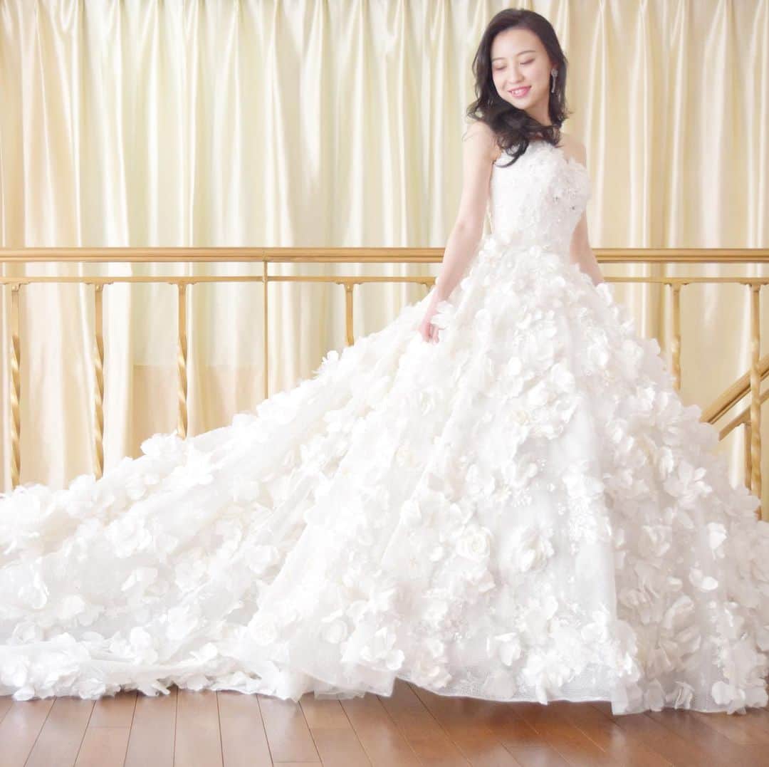 のインスタグラム：「#thehanyのこだわり　THE HANY直営店では、花嫁様のサイズにドレスを毎回補正しています。(サイズについては　#THEHANY_QandA へ♡) . ウエストはぴったりと細く✨ バックやサイドスタイル、360度どこからみられてもシルエットも美しく見えるように...と伊藤羽仁衣のこだわりです！ . バックスタイルはファスナー部分ギリギリまでデザインを施したい為、編み上げタイプではなく、ファスナータイプですっきりと見えるようなデザインが多いです。(一部、編み上げになっているデザインもございます) . カラードレスだけではなく、ウェディングドレスも伊藤羽仁衣のこだわりがたっぷりです！ . 他にはみられないような 繊細なレースや装飾は全てオリジナルで1点もの。  お花、レース、ビーズなど…1着1着丁寧に職人がつくってくれています。  ご試着の際は、繊細なデザインをぜひご覧くださいね。 . 写真はMonique モニーク #thehanyモニーク  以前の投稿でムービーなども一緒に掲載しているのでご覧ください👗 . .  #thehany  #ザハニー #伊藤羽仁衣 #ウェディングドレス #カラードレス #結婚式準備 #ウェディングドレス試着 #カラードレス試着　 #ロングベール　 #花嫁コーディネート . #プレ花嫁 . . . ---------------------- 【THE HANY直営店】 ( 全店舗 完全予約制 ) ○直営店ではディズニープリンセスドレスコレクション・伊藤羽仁衣プロデュース和装もお取り扱いしております。 . ○東京店・大阪店は会場と提携しておりません。 ご結婚会場へ《衣裳を持ち込む》ことができるかどうかをご確認の上、THE HANYへお問い合わせをいただくとスムーズにご予約が承ることができます✨ . ○札幌店のみ、提携会場がございます！ . ○海外挙式・リゾート挙式でもレンタルドレスをご利用可能です。 . ○フォトウェディングとして、撮影のみでTHE HANYのドレスをレンタルしていただくことも可能です！ . 直営店定休日：火曜日 . ●東京本店：東京都港区南青山２-８-２ 南青山サマリヤマンション 801号室​ 電話： 03 5413 3982 メール：info@the-hany.jp 営業時間：11:00〜19:00 ※5/6まで12:00〜17:00営業時間短縮しています。 青山一丁目駅または乃木坂駅より徒歩5分ほどです。 ※Instagramにでてくる【THE HANY】の位置情報は以前の店舗住所となりますのでお間違いのないようにお願いいたします。(住所が合っていてもスポットが間違っています🙇‍♀️) また、Google等で検索された場合も以前の住所が出る場合があります。ご迷惑をおかけいたしますが、店舗に直接アクセス方法をご確認いただくか、THE HANY公式サイト→ショップリスト→TOKYOから住所をご確認ください。 . 📱 東京本店LINEお友達登録はこちら https://lin.ee/s1NetpY . ●大阪店 : 大阪府大阪市中央区南船場4-11-20 G-TERRACE心斎橋1F 電話 : 06 6252 8210  メール：osaka@the-hany.jp 営業時間:11:00〜19:00 . ※5/6まで12:00〜17:00営業時間短縮しています。 📱大阪店LINEお友達登録はこちら https://lin.ee/4AEzsll 📷大阪店オリジナルフォトプランもご用意しております✨ . . . ●札幌店 : 北海道札幌市中央区南3条西2丁目7番KT三条ビル1F 電話 : 011 280 8282 メール：info@hany-wedding.co.jp　 札幌店のみ提携式場がございます。 営業時間：11:00〜18:00 ※ディズニープリンセスドレスコレクション・和装に加え、タキシード・モーニング・留袖のお取扱もしています。 📷札幌店オリジナルフォトプランもご用意しています。」